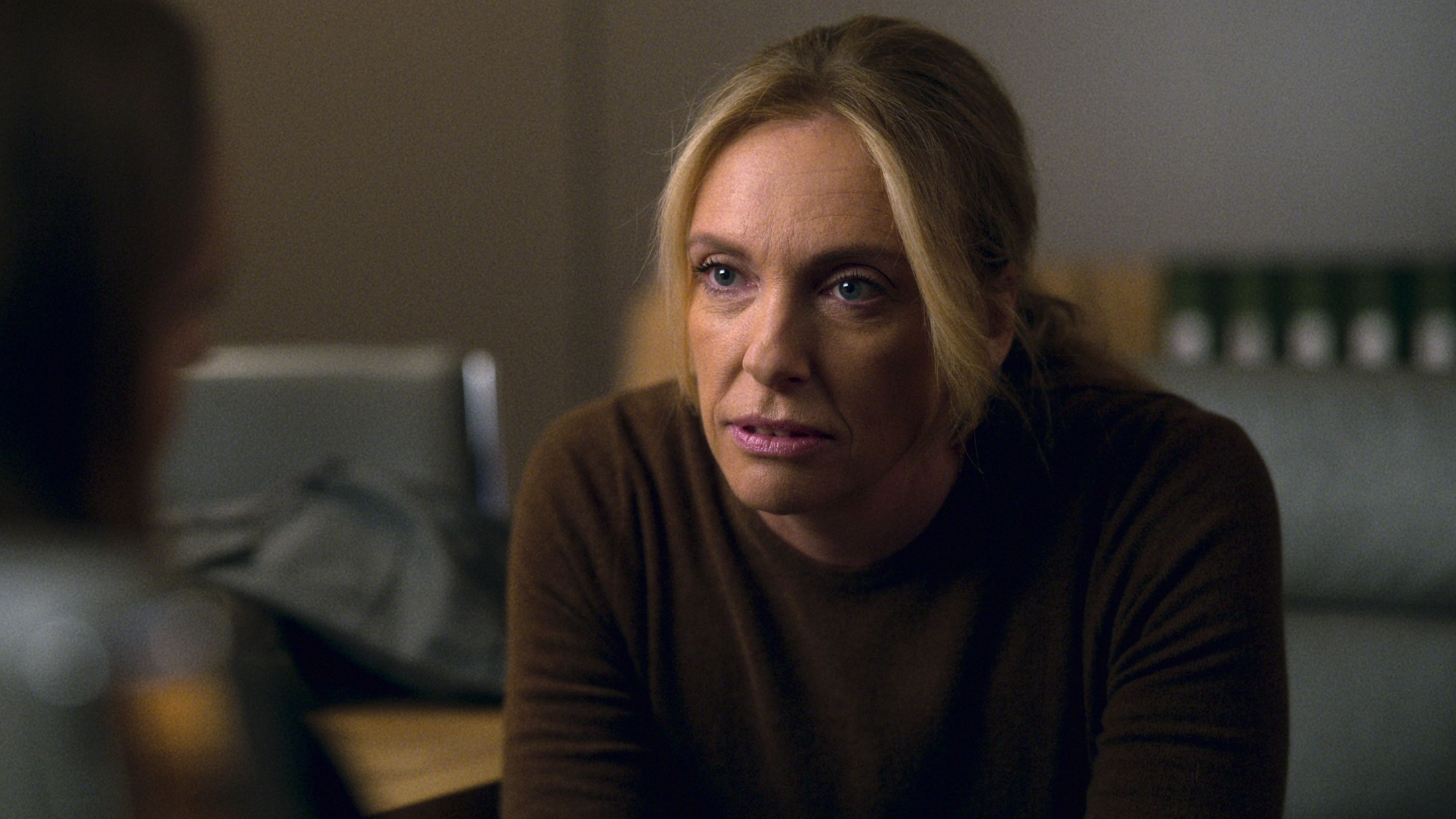 Netflix hyrer Tom Hiddleston og Toni Collette til to kommende spændingsserier