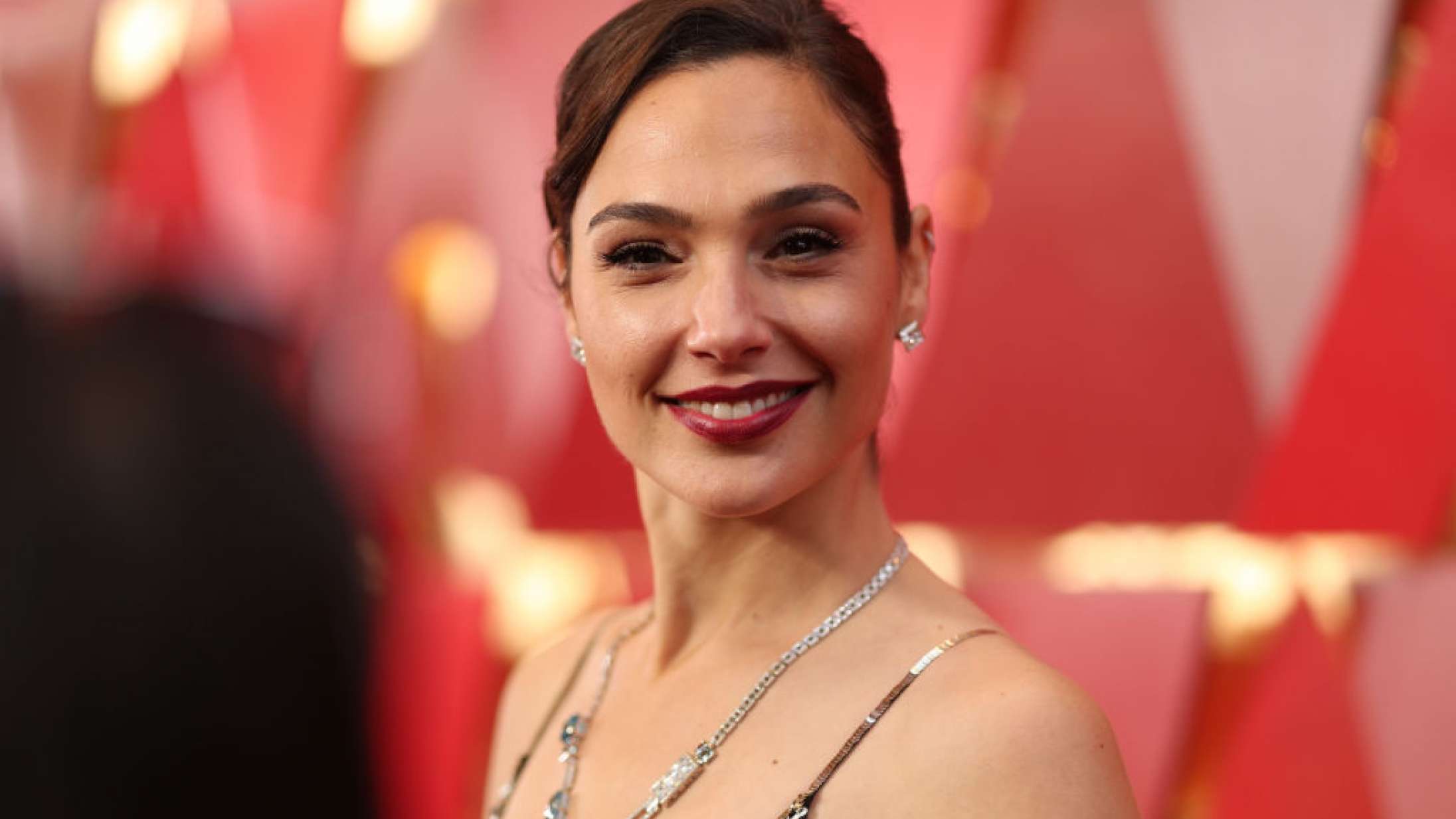 Gal Gadot forsvarer medvirken i ‘Bitcoin’-biopic skabt med AI