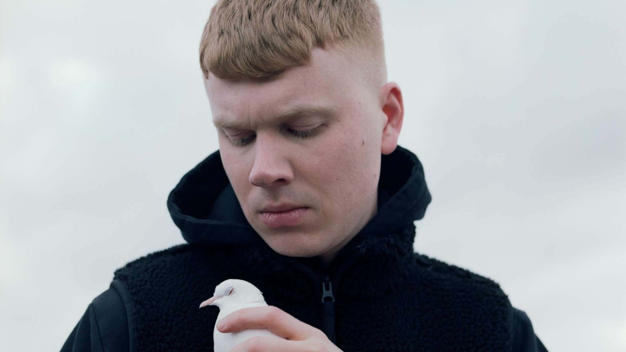 ‘December’: Emil Kruse kan feste derudaf, men han er bedst, når han læner sig tilbage og folder sine tanker ud