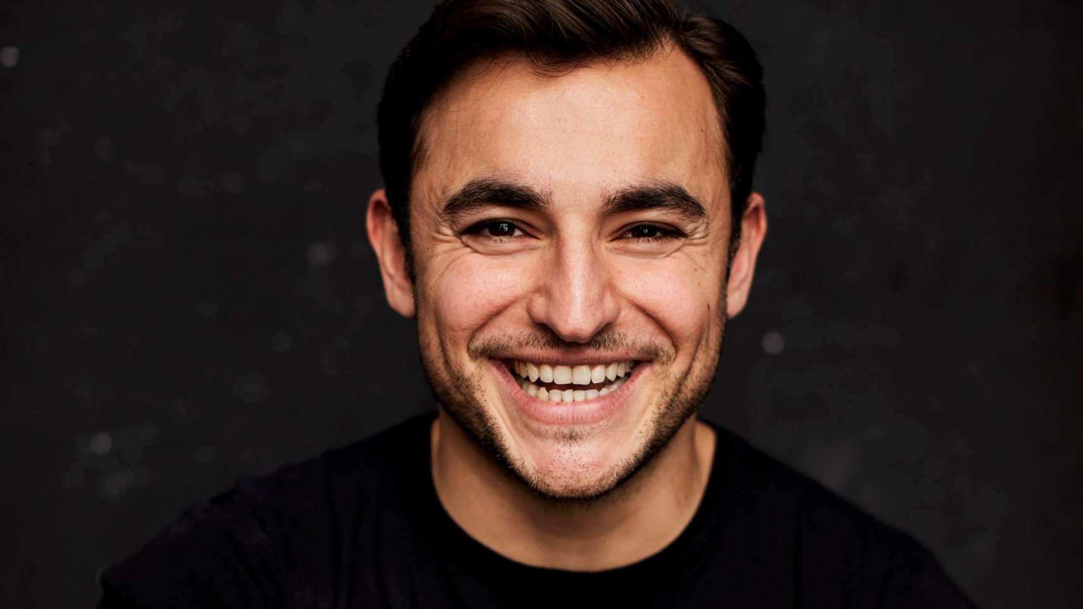 Besir Zeciri startede gennembrudsrollen med et smækkys fra Sidse Babett