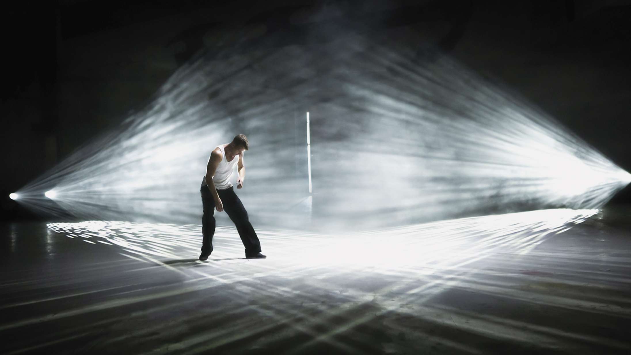 ‘Show Dancer’: Neonlys møder barsk virkelighed i betagende film om en dansende misbruger