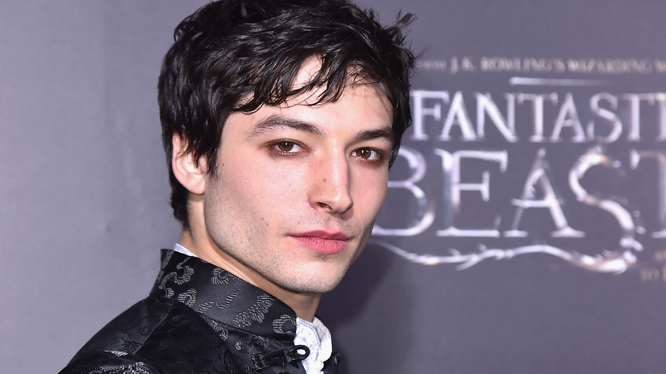 ‘Fantastic Beasts’-stjernen Ezra Miller tager kvælertag på kvindelig fan i videoklip