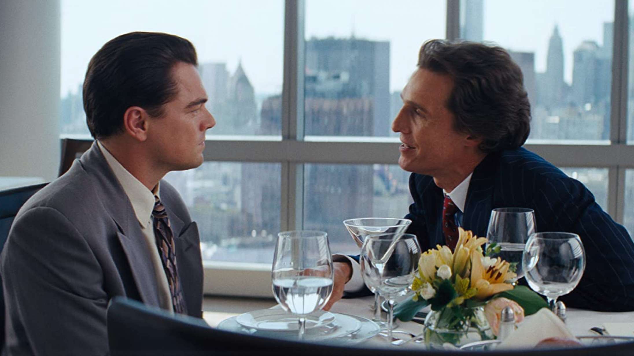Matthew McConaughey fortæller, hvordan Leonardo DiCaprio fandt på den ikoniske nynnen i ‘The Wolf of Wall Street’