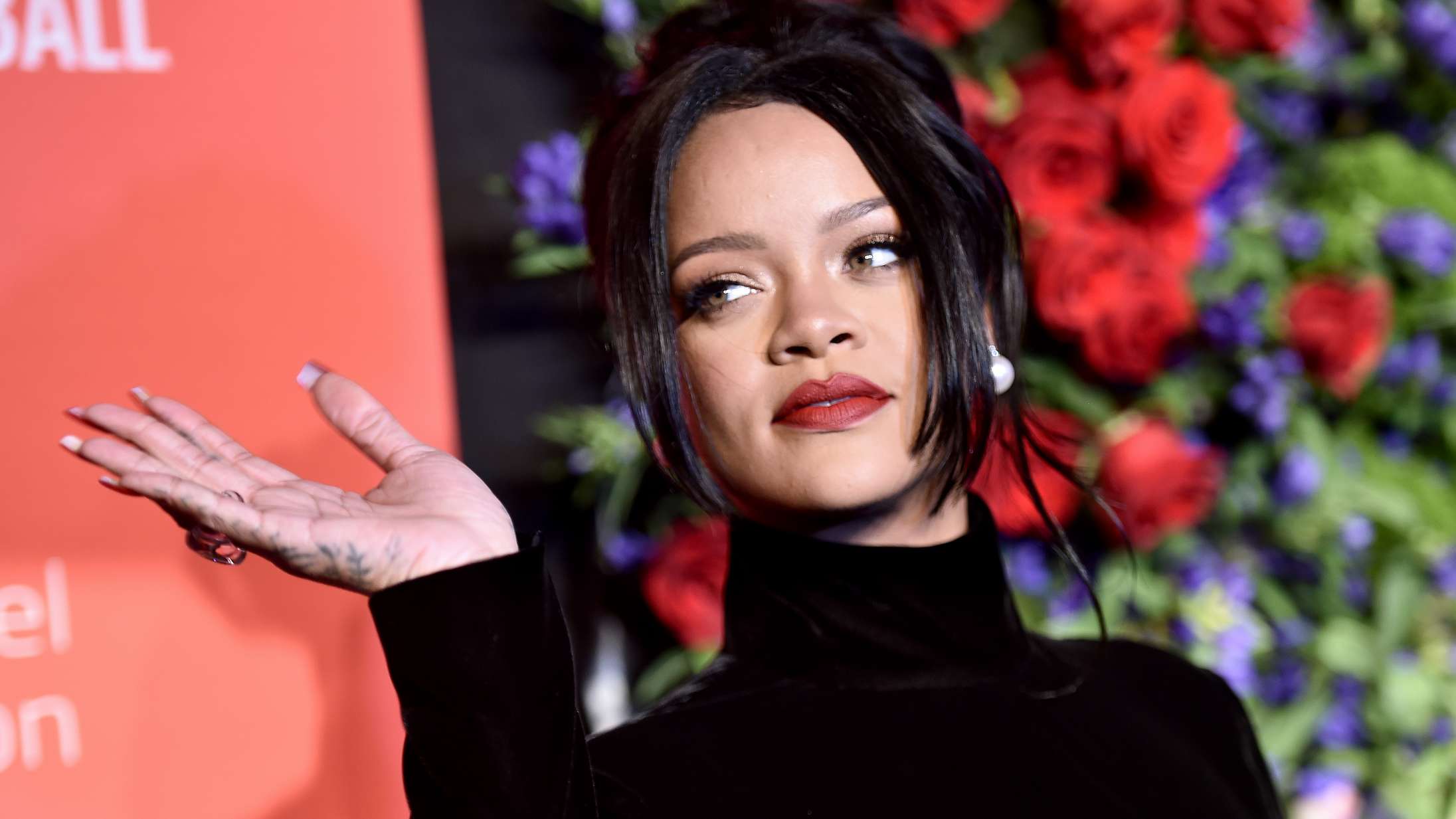 Rihanna varmer op til Super Bowl med nyt merch