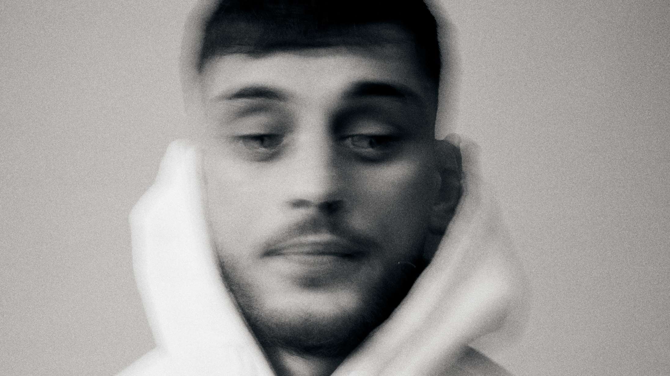 Artigeardit udnævner sig selv til »dansk raps Elvis« på ny single med Carmon