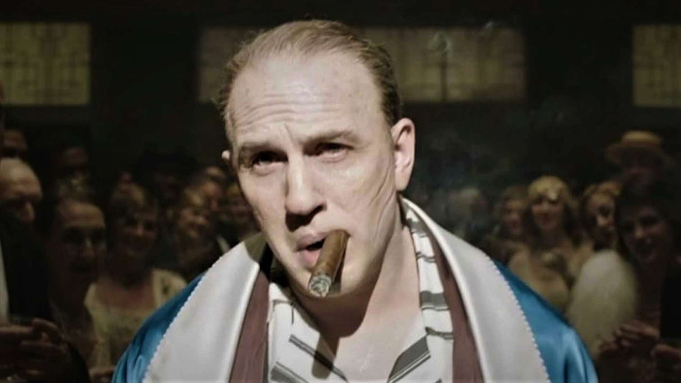 ‘Capone’: Tom Hardy grynter, savler og skider sig igennem mislykket film om legendarisk gangster