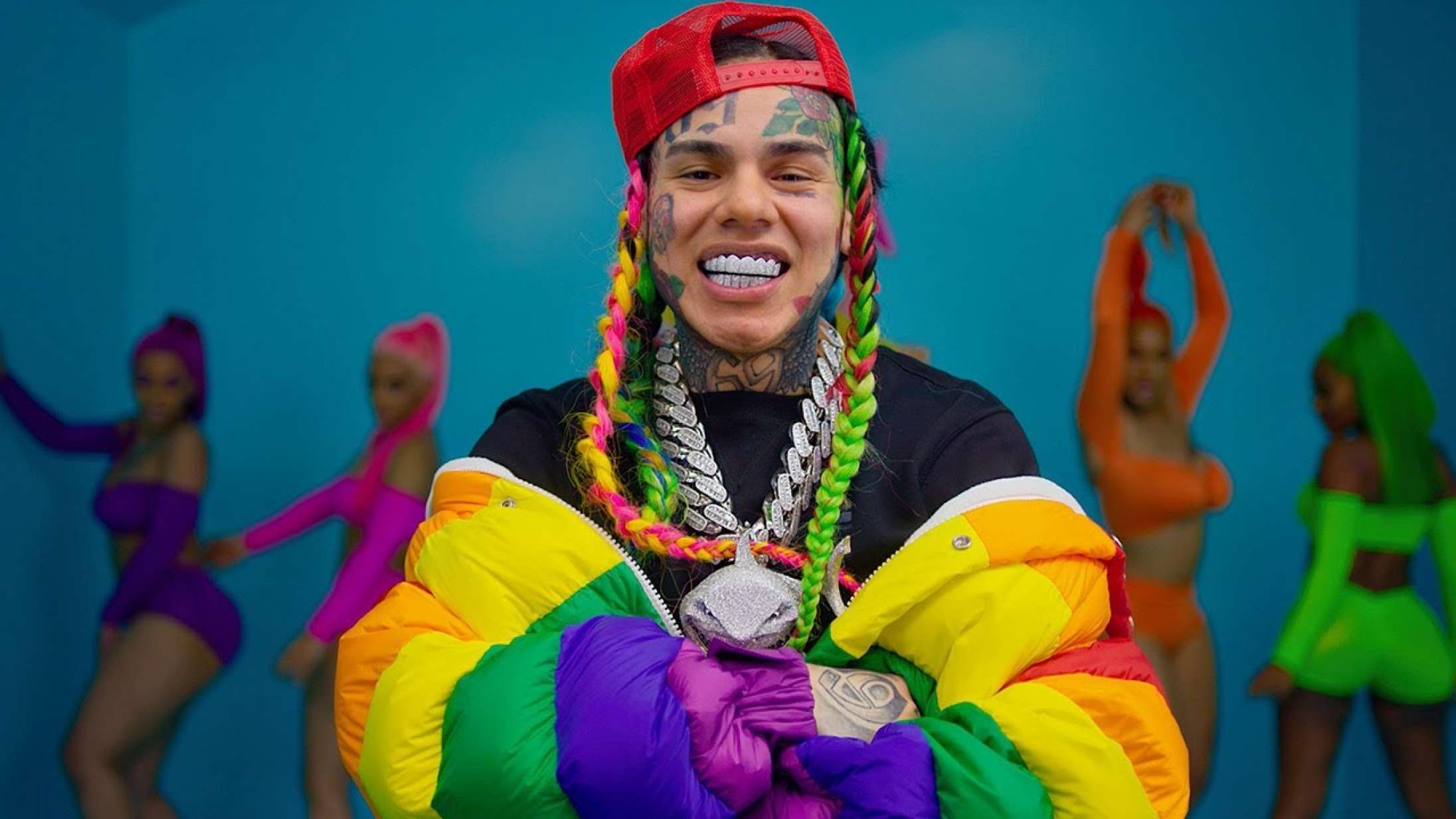 6ix9ine poserede med ni millioner kr. – nu hævder han, at pengene var falske
