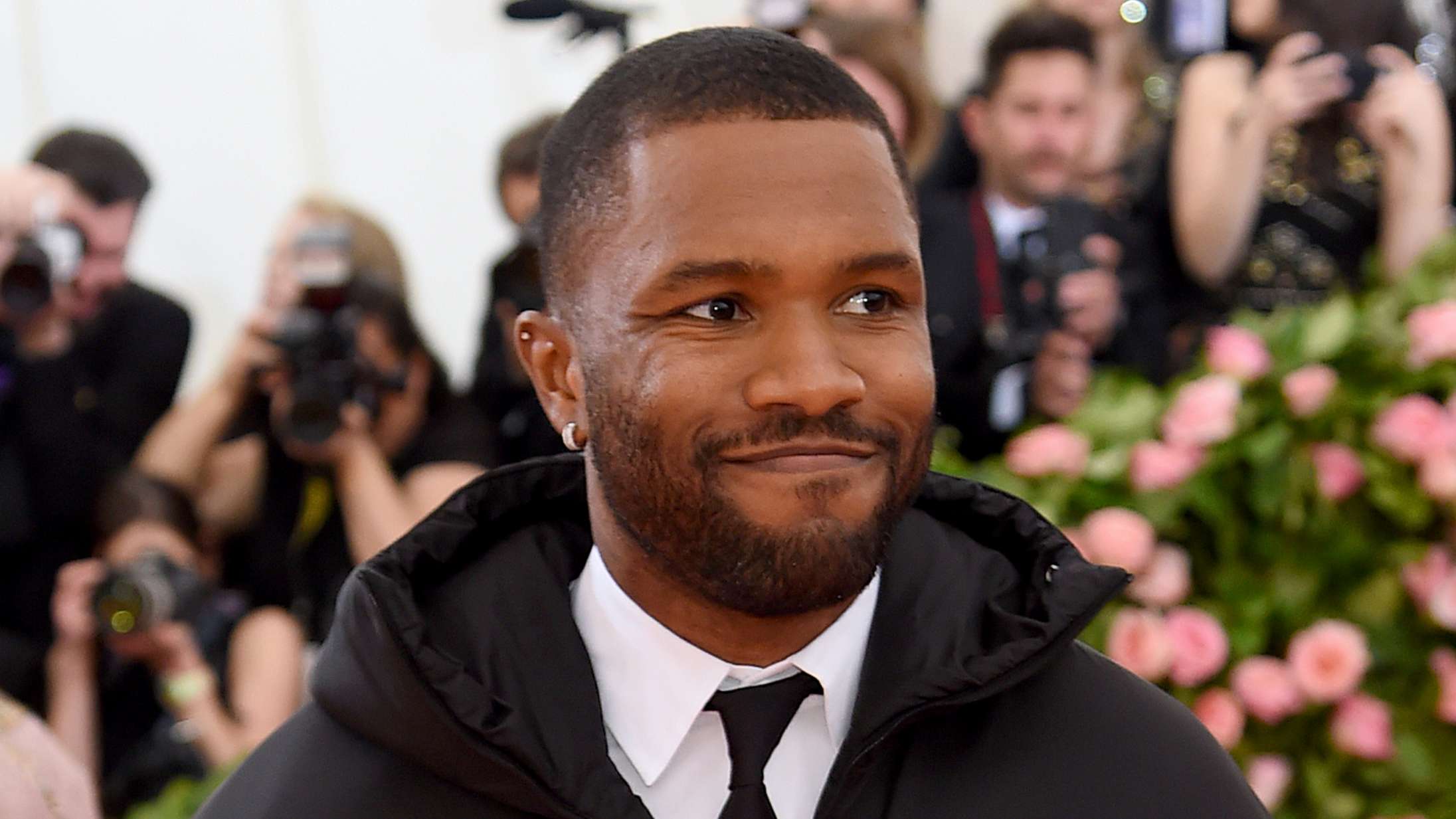 Frank Ocean stikker hovedet frem på Instagram for at vise mundbind og anbefale to sange