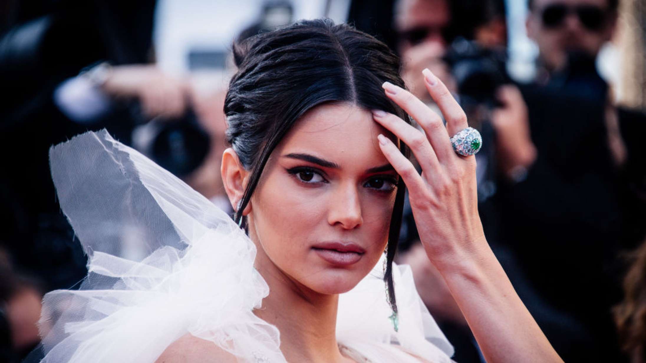 Kendall Jenner kan ikke finde ud af at skære en agurk – og internettet kan slet ikke få nok