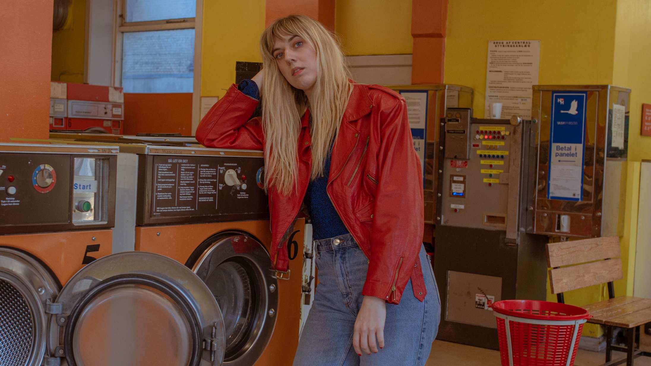 Premiere: Greta får besøg af sine musikveninder i kølig video til ‘Again’