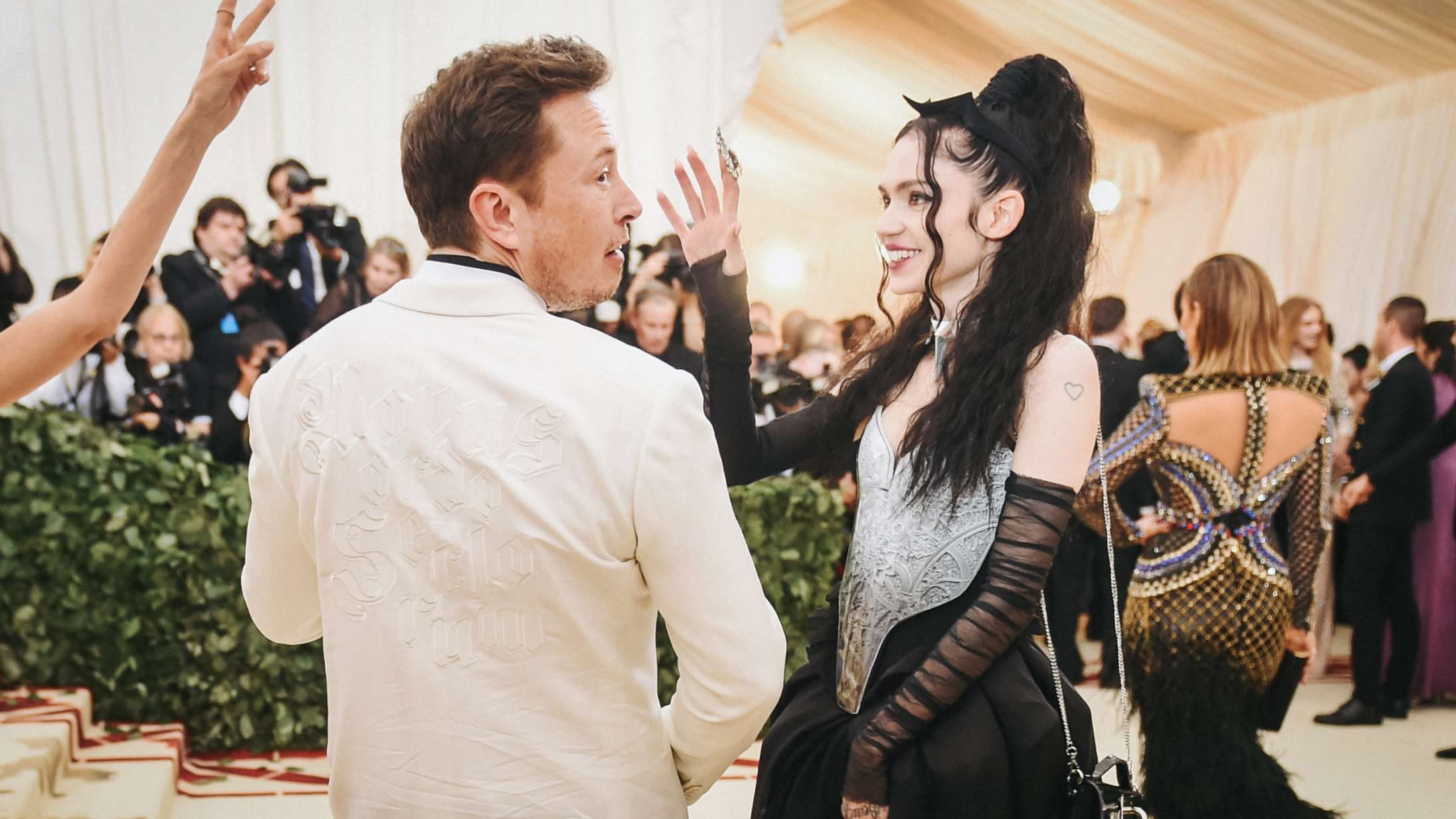 Her er to internetteorier, der prøver at opklare mysteriet om Grimes’ og Elon Musks babynavn