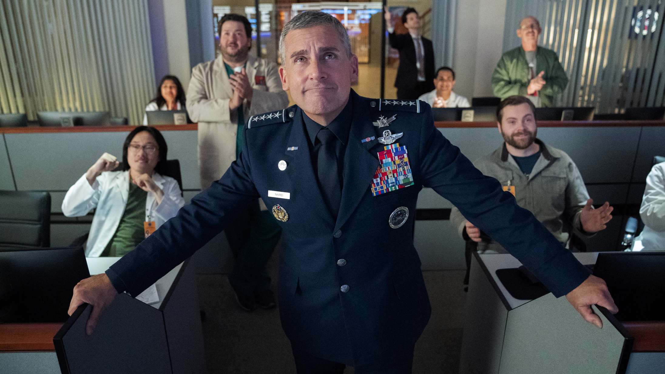 ’Space Force’: Steve Carells stjerneproduktion på Netflix lander ambivalent mellem politisk satire og patriotisme