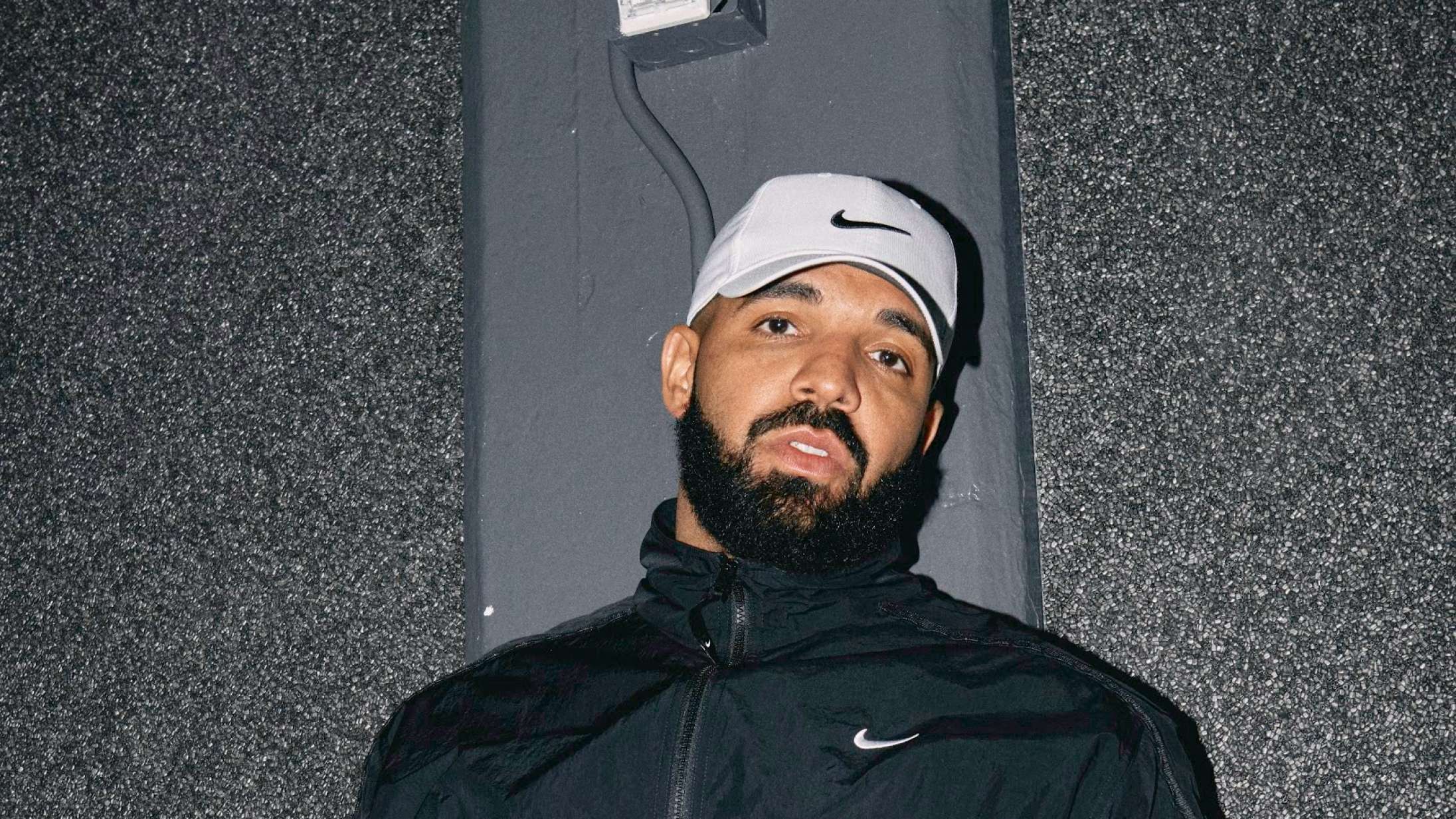 Vent, er Drakes forhadte albumcover lavet af kontroversiel kunstkendis?