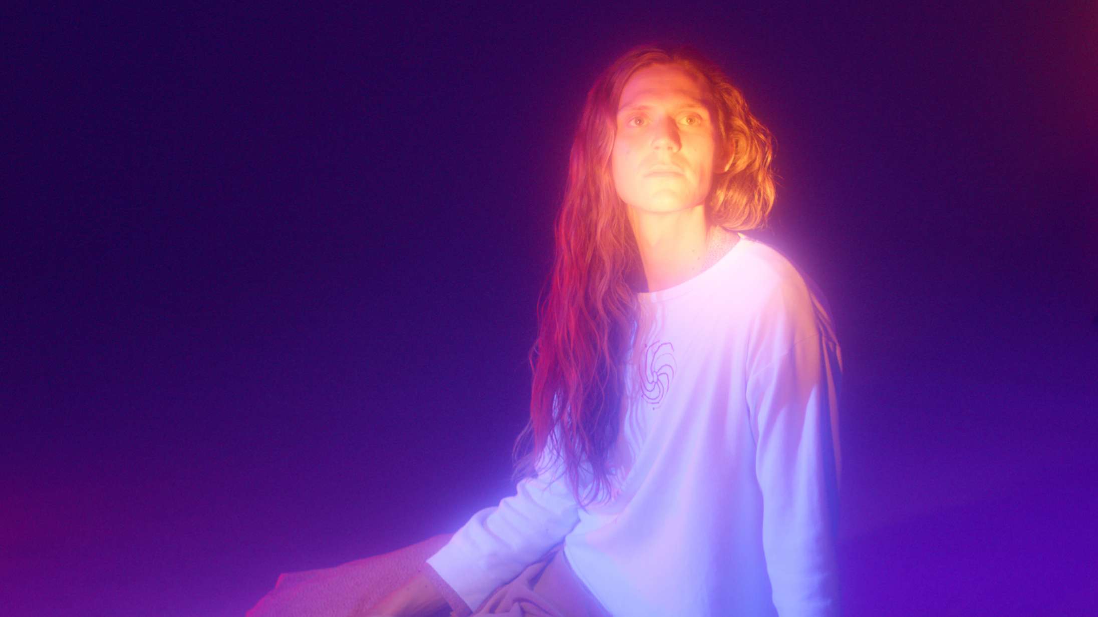 Premiere: Kom helt tæt på Necklace i intim video til kærlighedssangen ‘Like You’