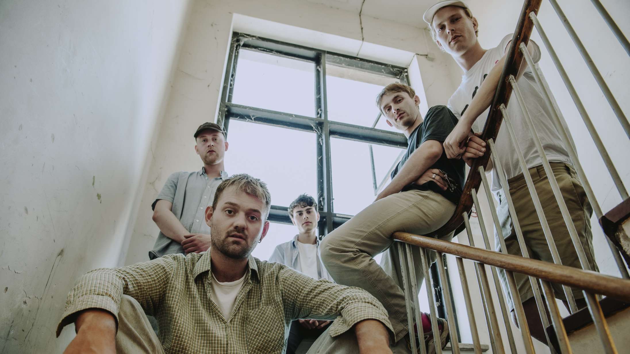 Joyce skruer ambitionerne op til stadionniveau på den nye single ‘Lev beskidt’ – mon de rammer Parken om syv års tid?