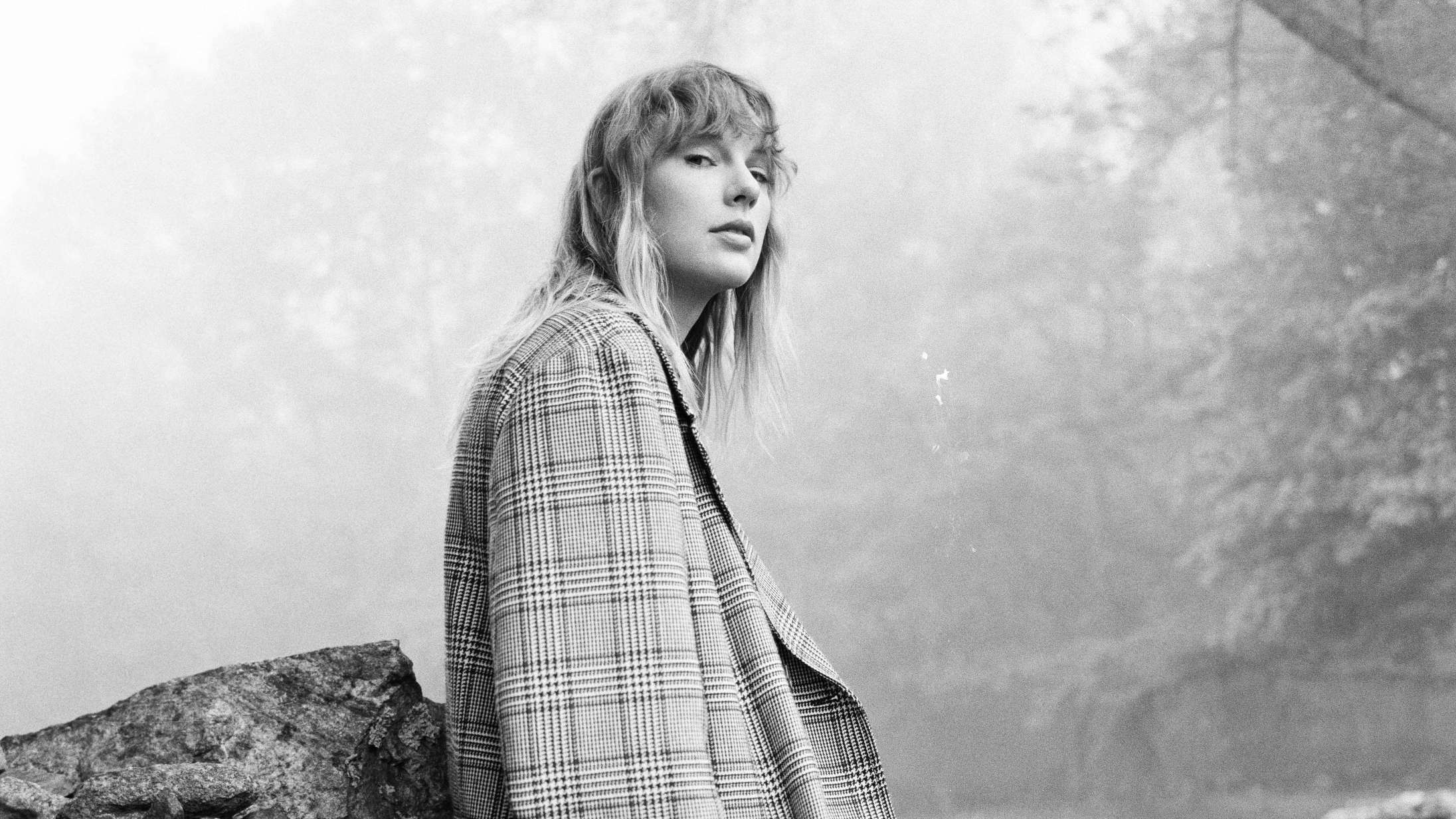 Ny Taylor Swift-koncertfilm er ude nu – samler ‘Folklore’-holdet for første gang