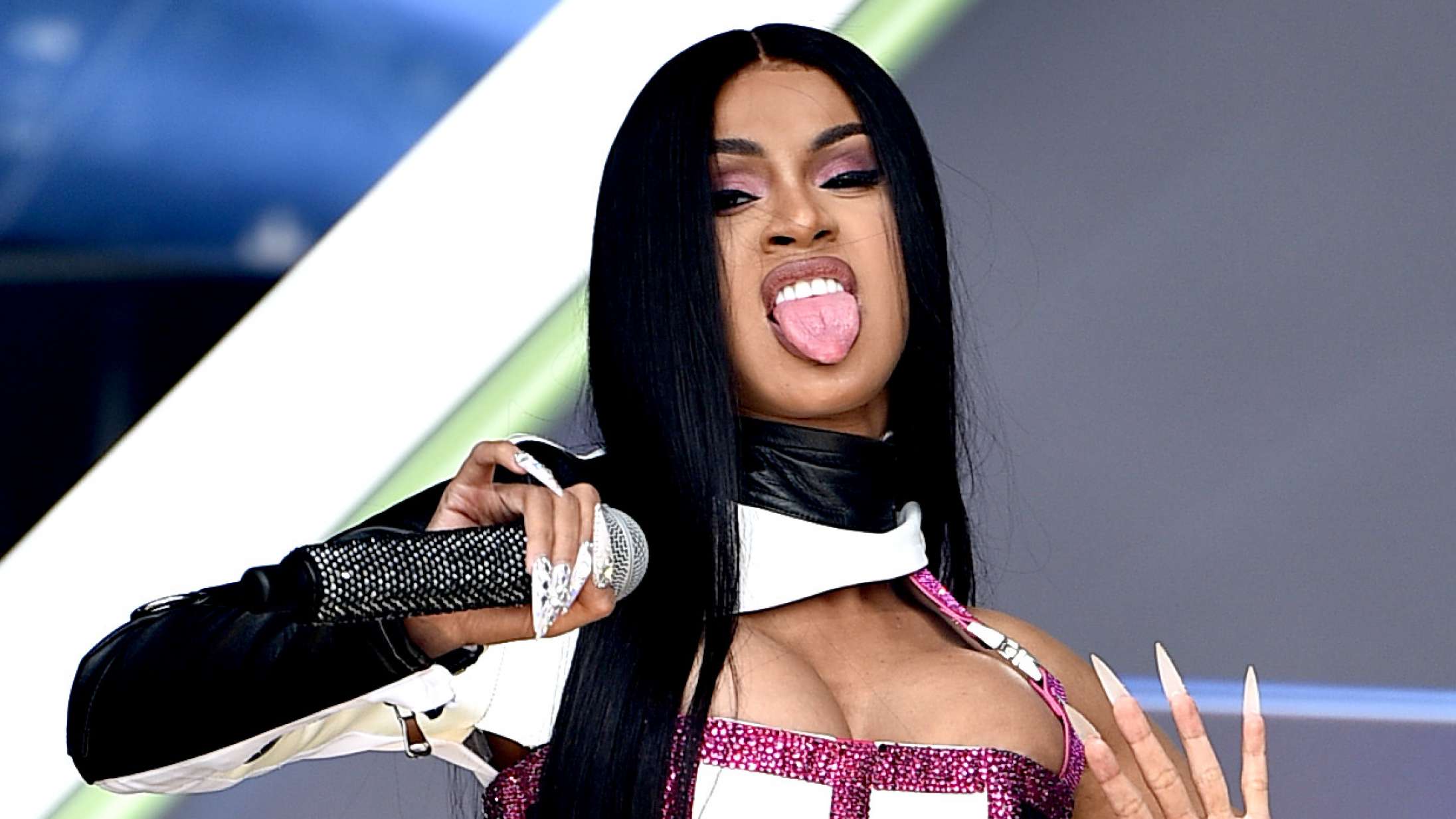 Cardi B på spansk gæster brasiliansk popstjernes nye single – hør ‘Me Gusta’