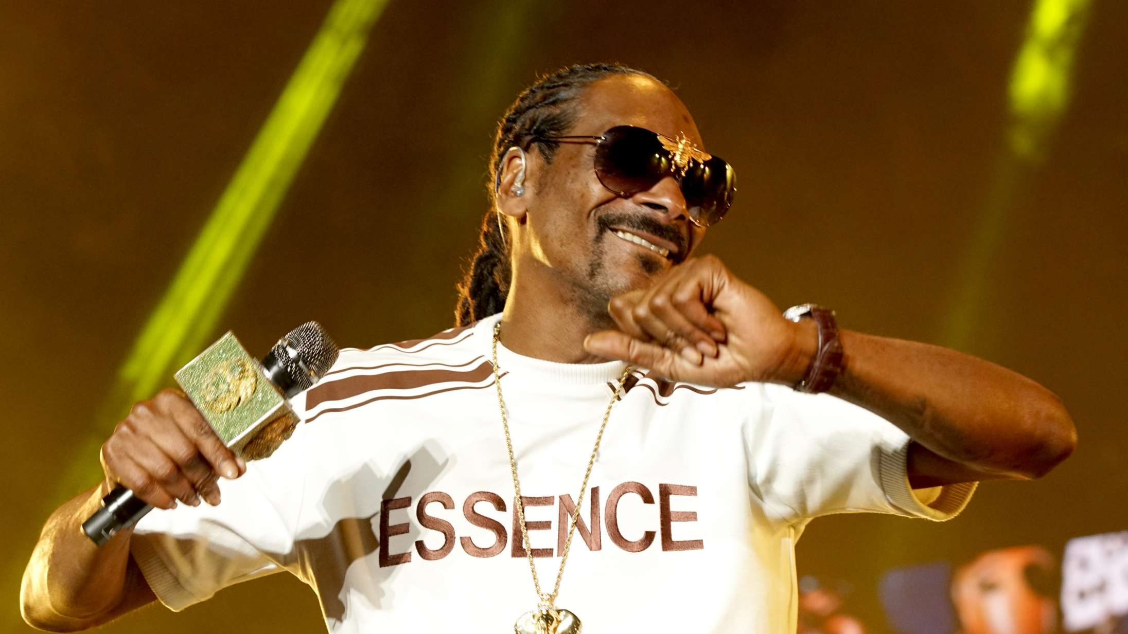 Snoop Dogg cruiser begejstret rundt i København – se videoen