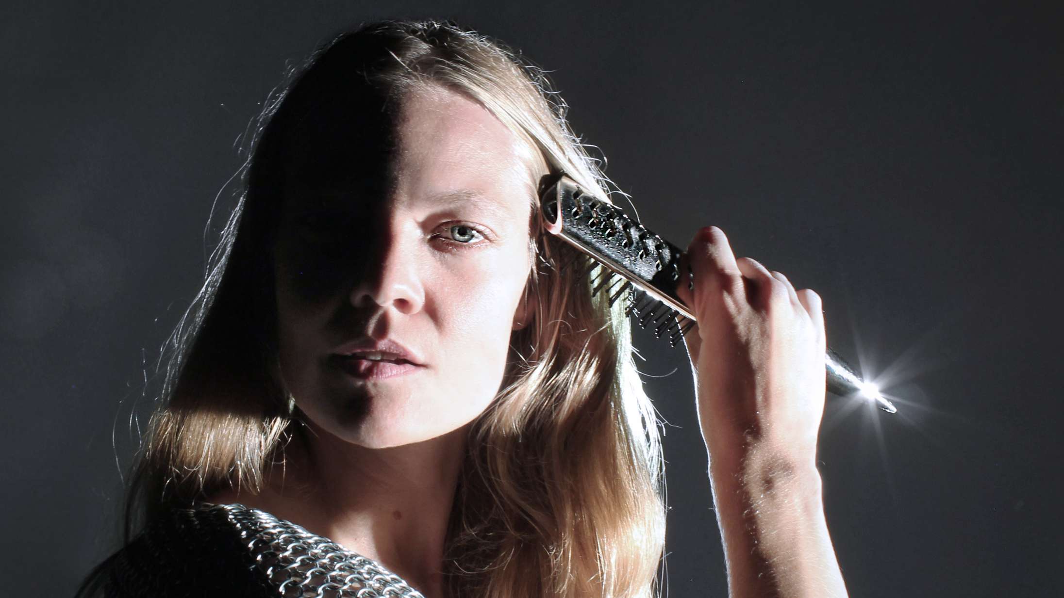 ML Buchs kompromisløse debutalbum er hypnotiserende og stærkt betagende