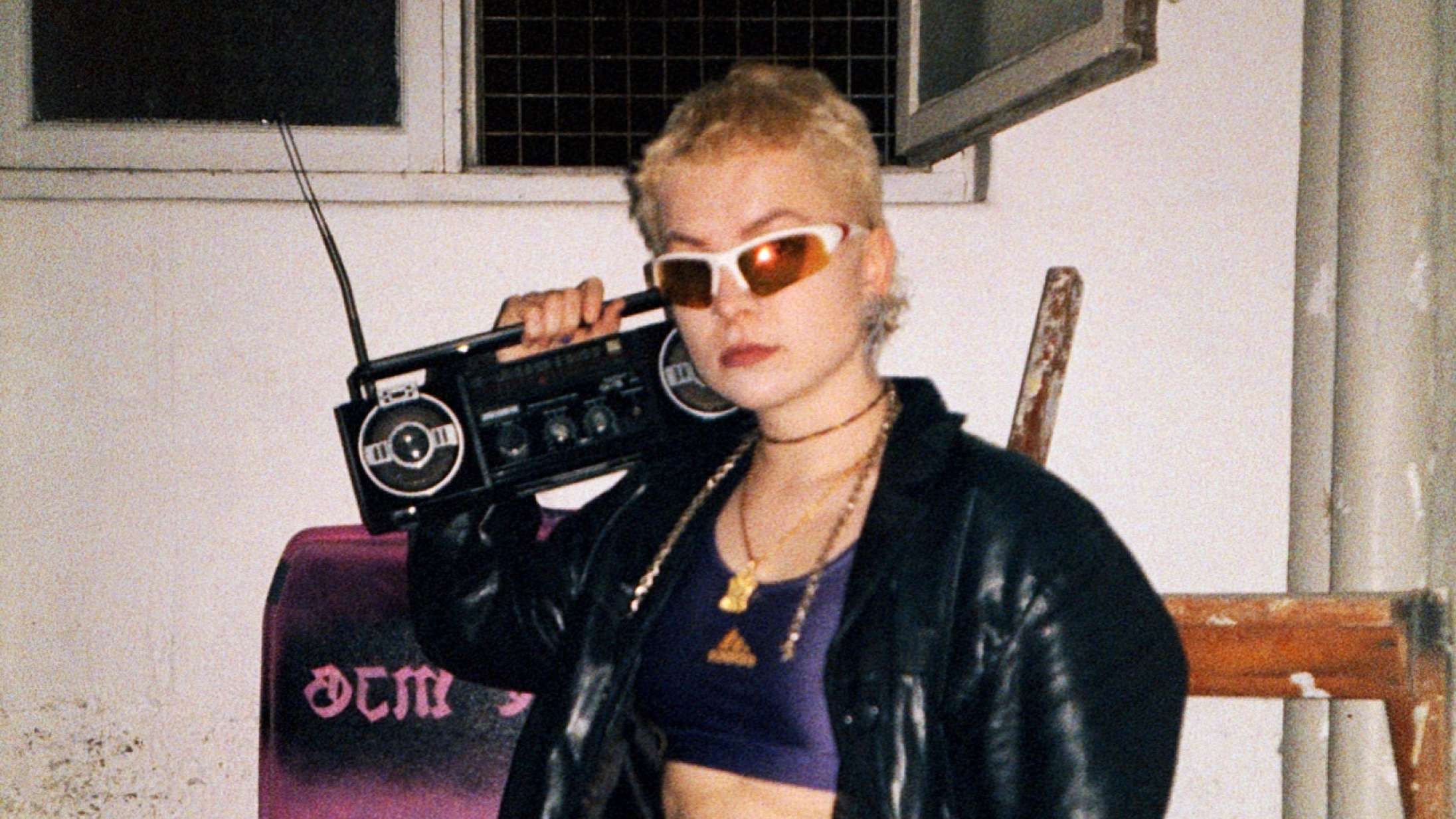 Angående Mig kommer igennem hele følelsesregisteret på stærk debut-ep