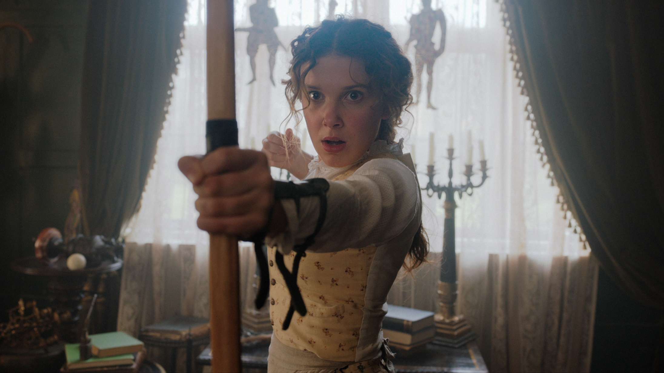’Enola Holmes’: Millie Bobby Brown trykker speederen hårdt i bund som Sherlocks søster i ny Netflix-film