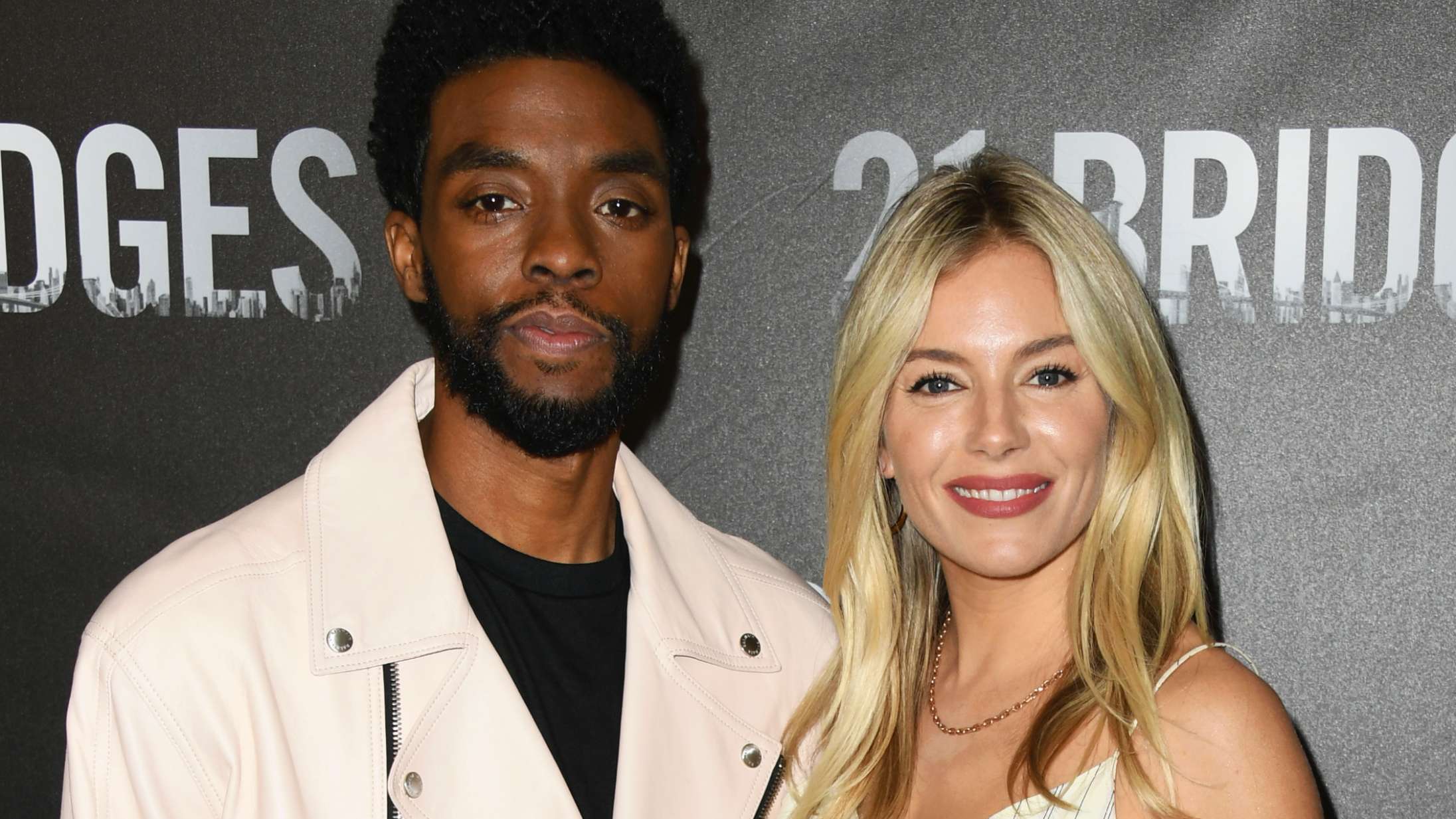 Chadwick Boseman sikrede kollega Sienna Miller ligeløn – med penge fra egen lomme
