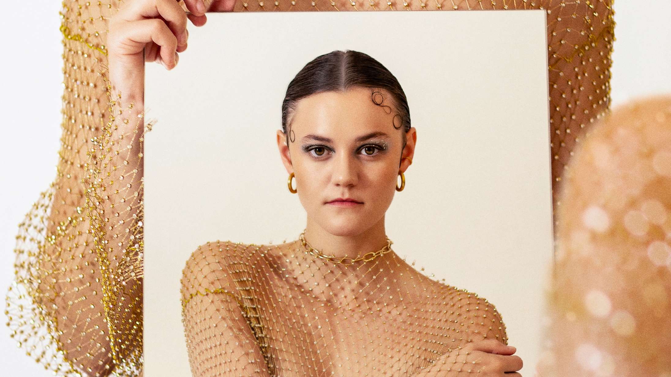 Mags leverer velskrevne popfortællinger på poleret debutalbum