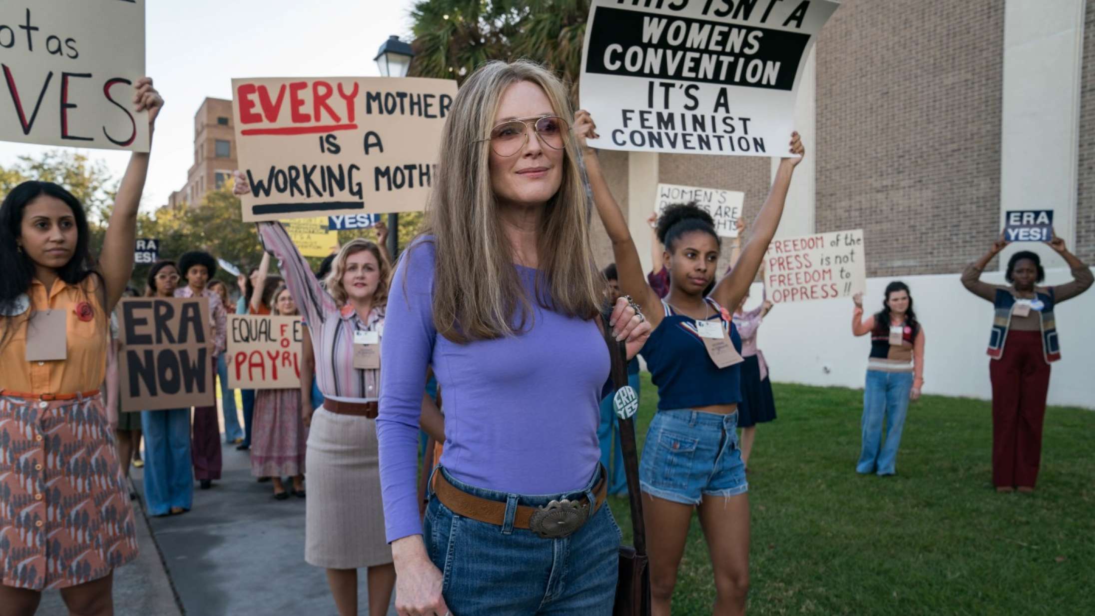 ’The Glorias’: Feministikon spillet af fire skuespillere, fra Alicia Vikander til Julianne Moore