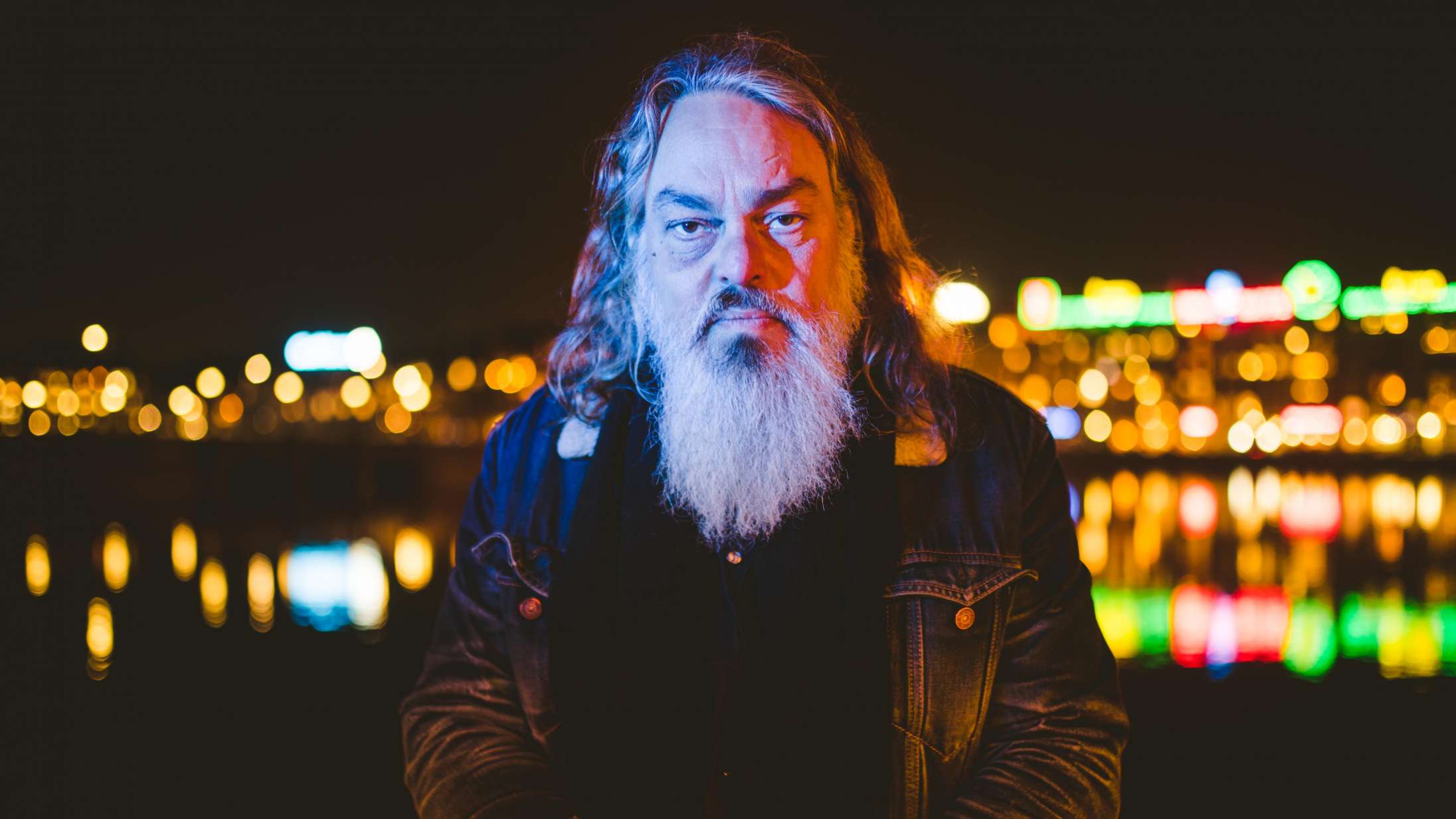 Uffe Lorenzen sætter strøm til sit mest folkelige album til dato