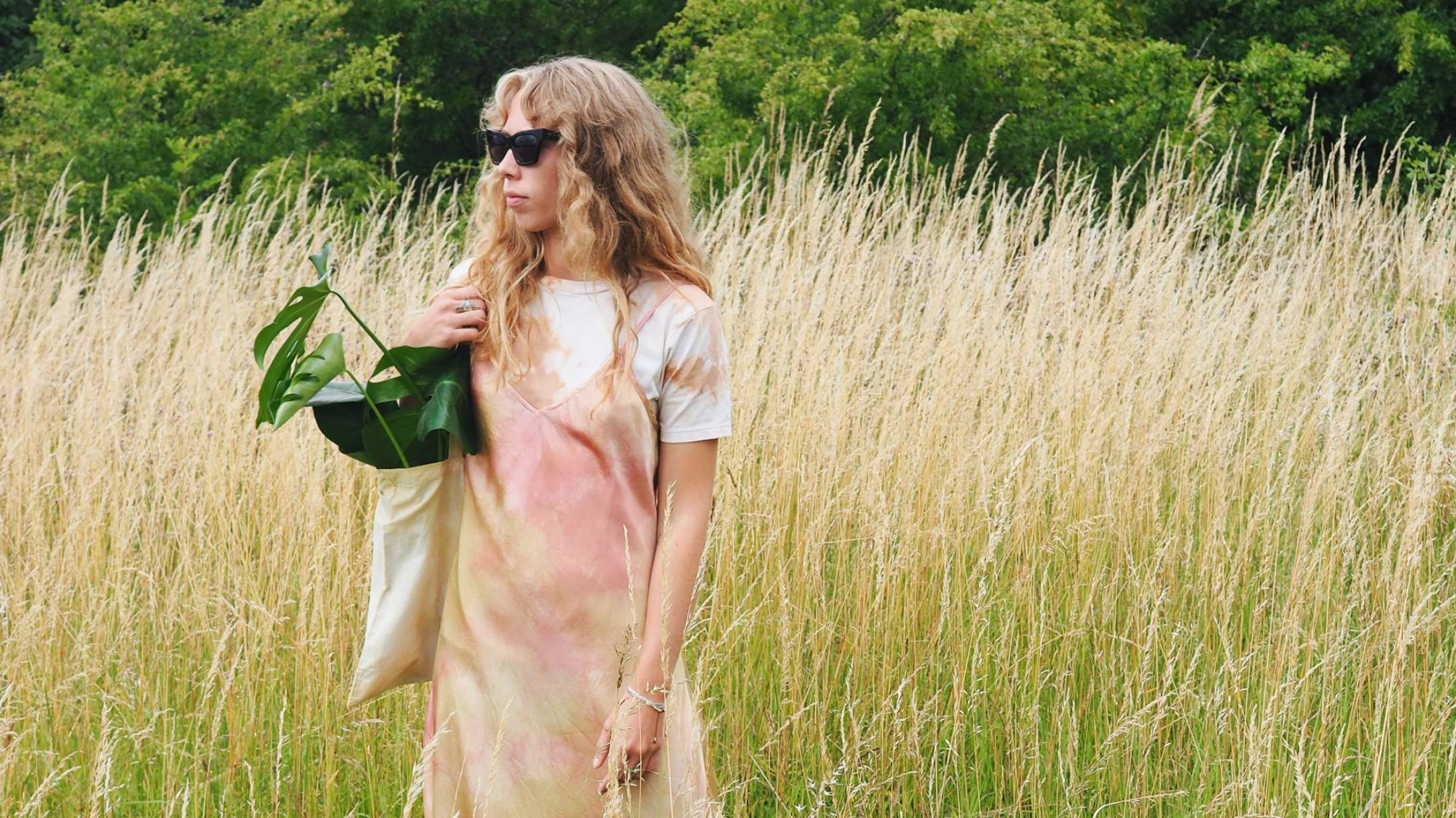 Freja Løwe farver tøj med planter og køkkenaffald: »Det er lidt som at male et billede«