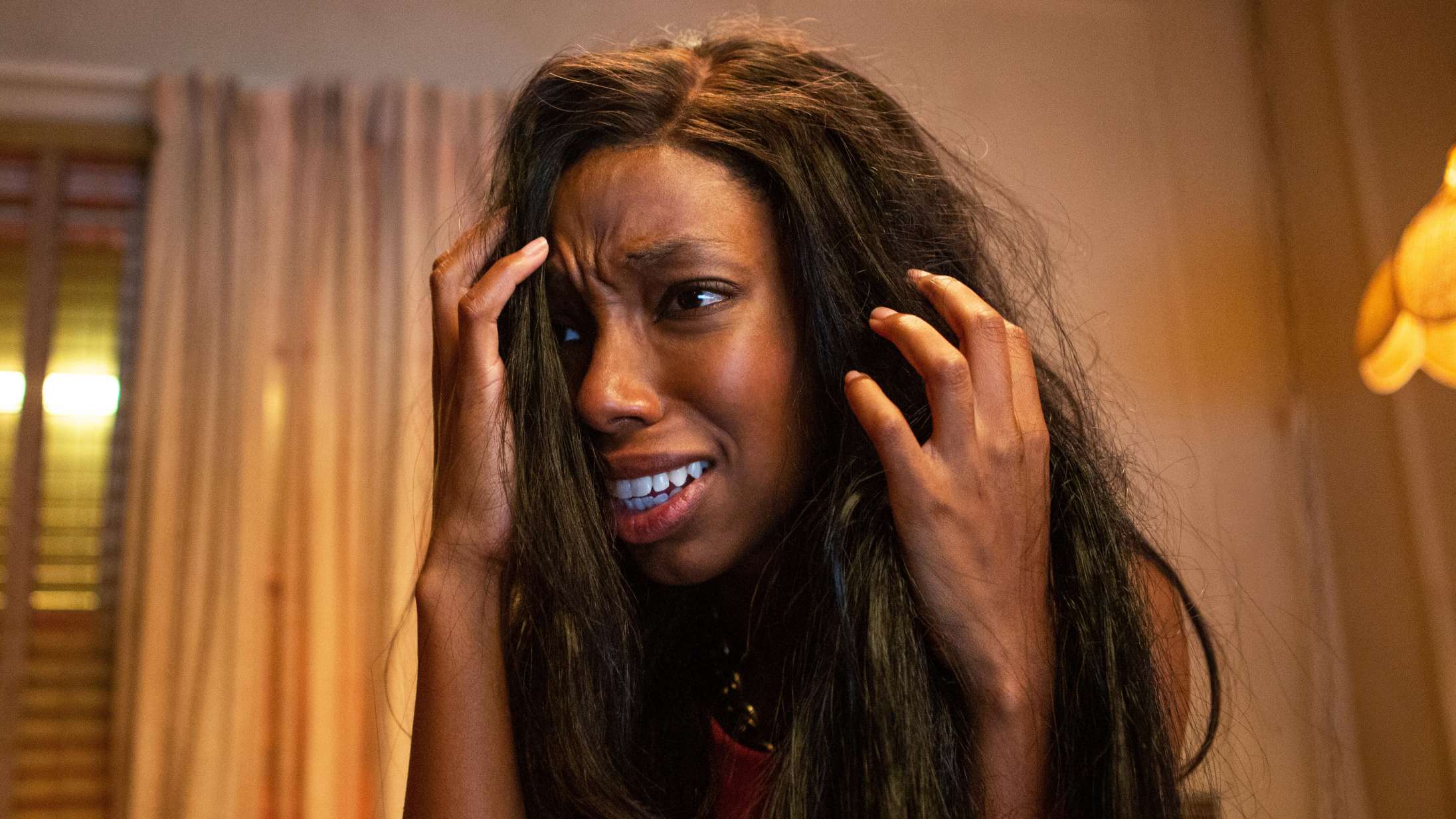 ’Bad Hair’: Håret slår ihjel i ny racegyser, der løfter pegefingeren den gale vej