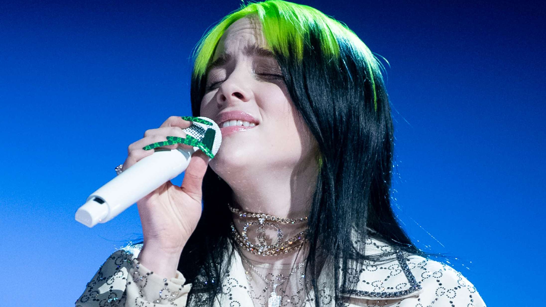 Billie Eilish er fanget i en neon-labyrint – se hende spille ‘Therefore I Am’ til American Music Awards