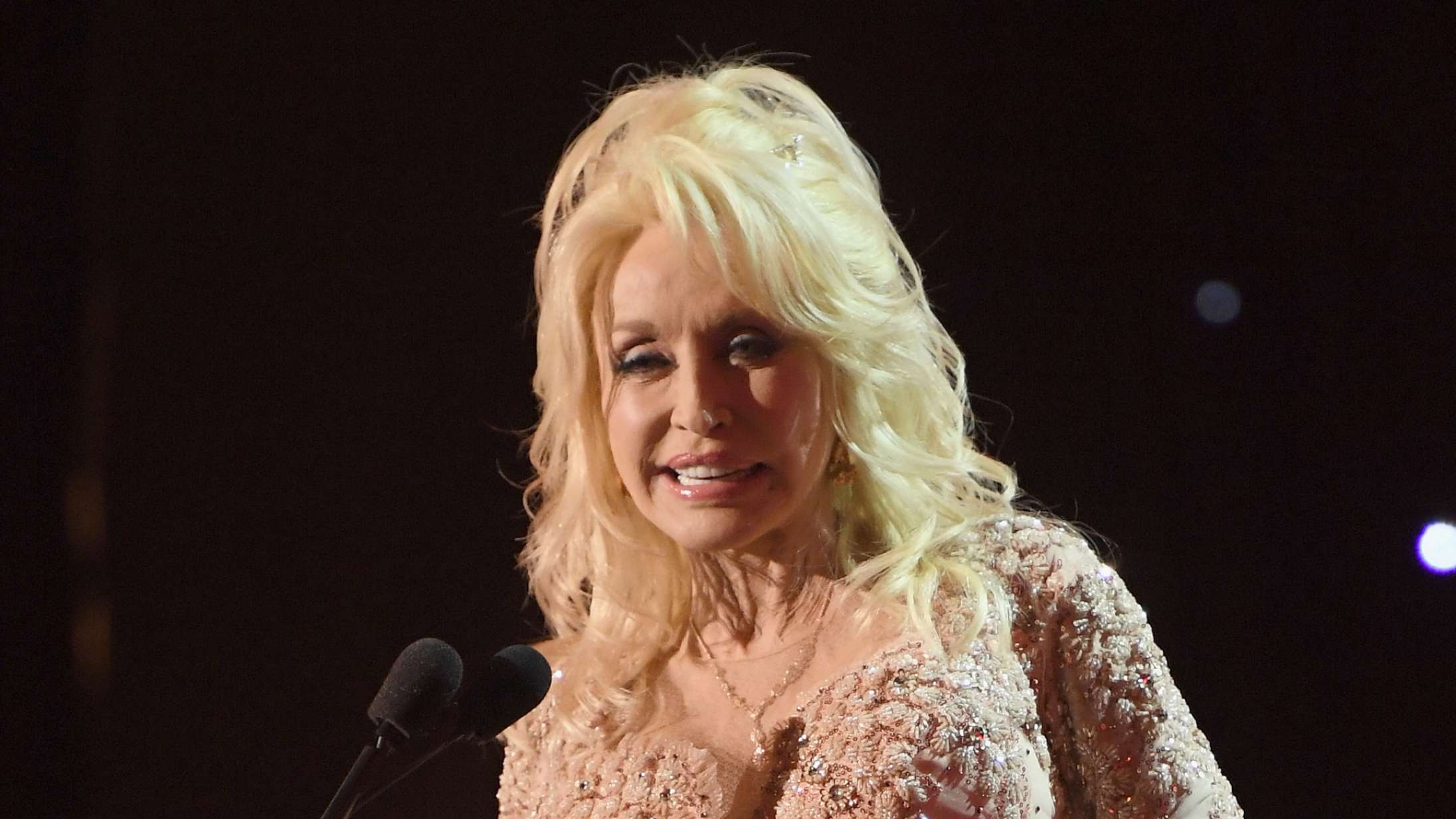 Dolly Parton får Stephen Colbert til at græde ved at bryde ud i sang