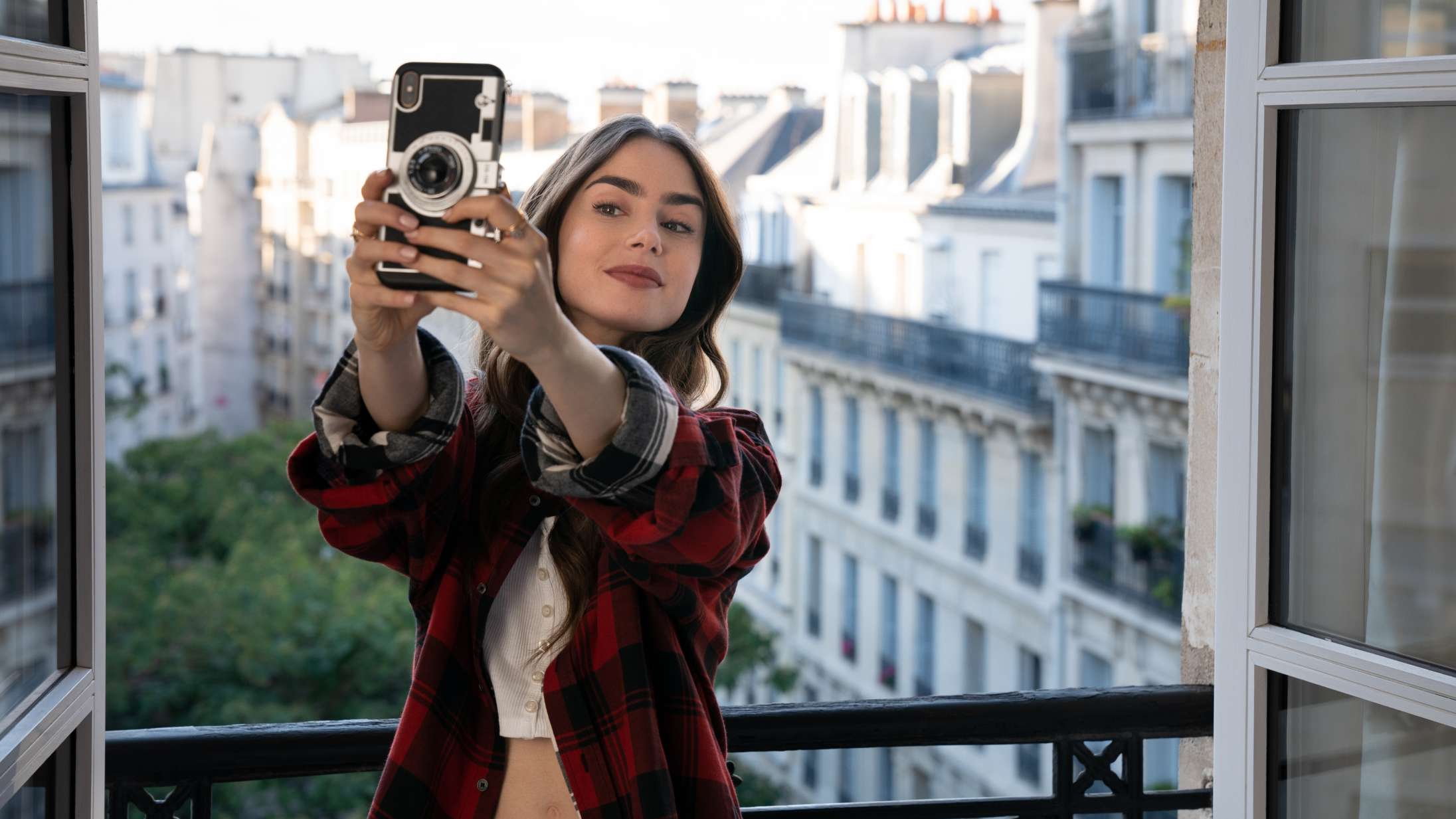 ’Emily in Paris’: ’Sex and the City’-skabers Netflix-serie er øjenrullende spild af tid