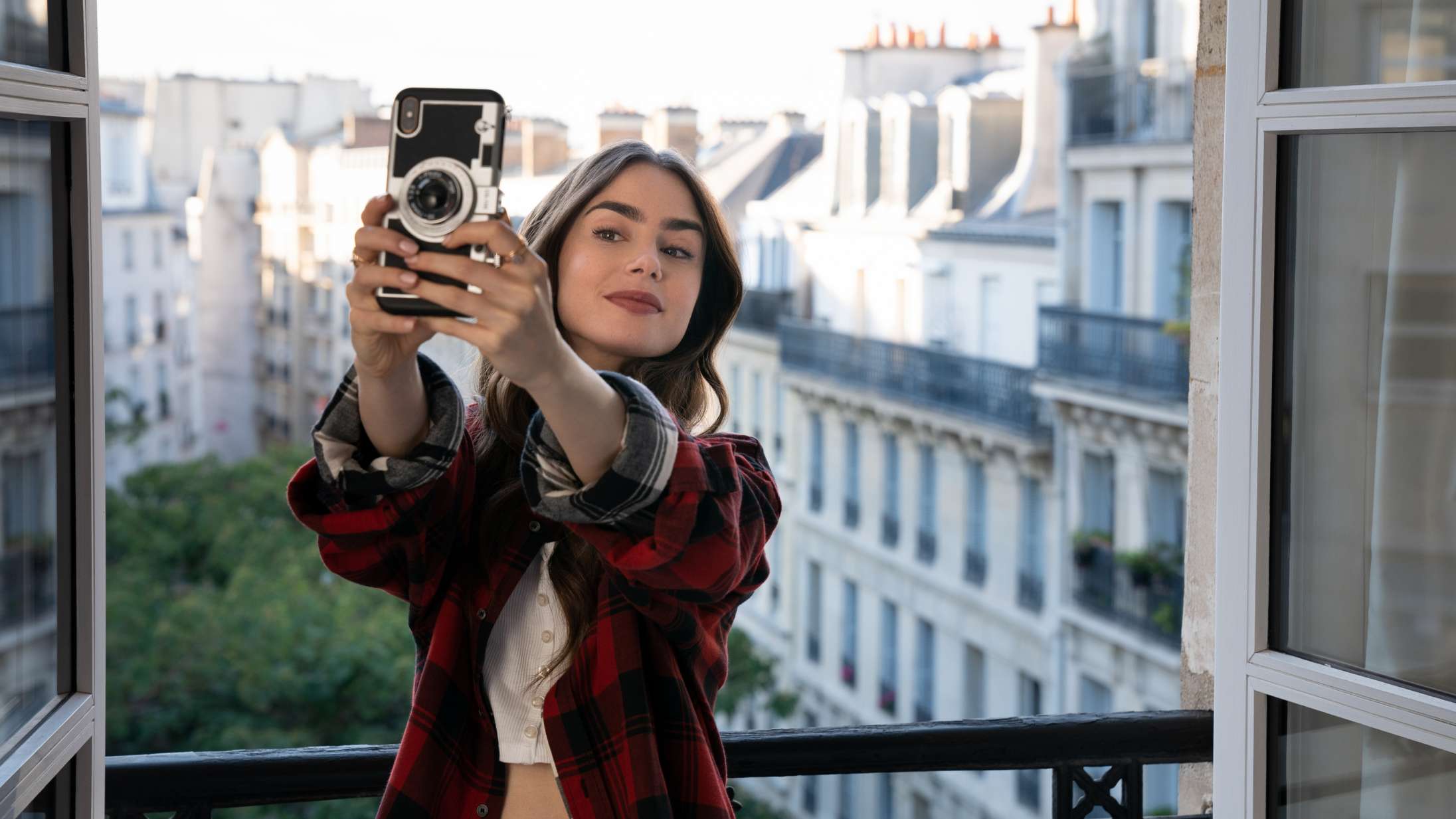 ’Emily in Paris’: ’Sex and the City’-skabers Netflix-serie er øjenrullende spild af tid
