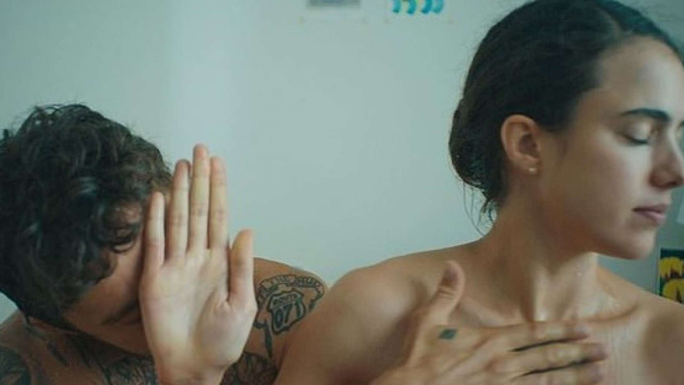 Se Margaret Qualley og Shia LaBeoufs komplekse kærlighed i musikvideoen ’Love Me Like You Hate Me’