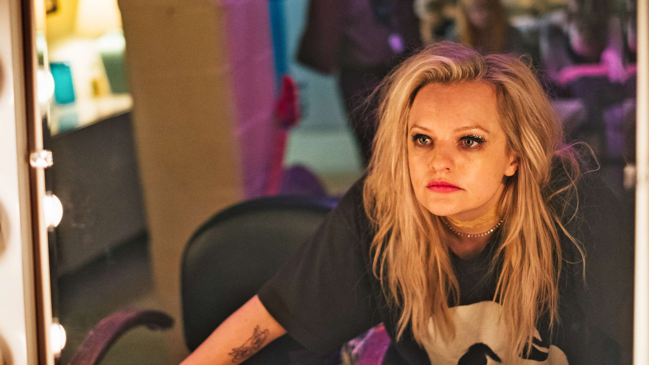 ’Her Smell’: Elisabeth Moss stråler som en bævrende sort stjerne i hidsig musikfilm