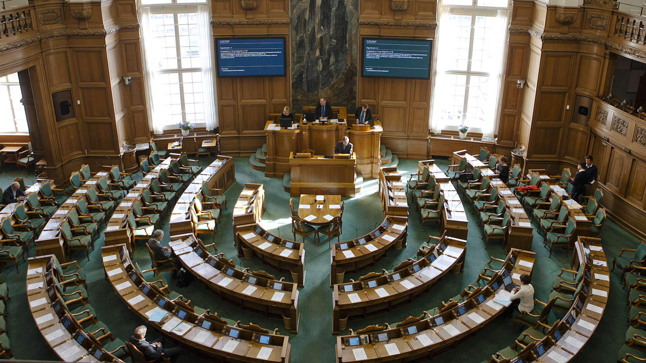 Se videoen: Her bliver danske politikere narret af russisk satireprogram på YouTube