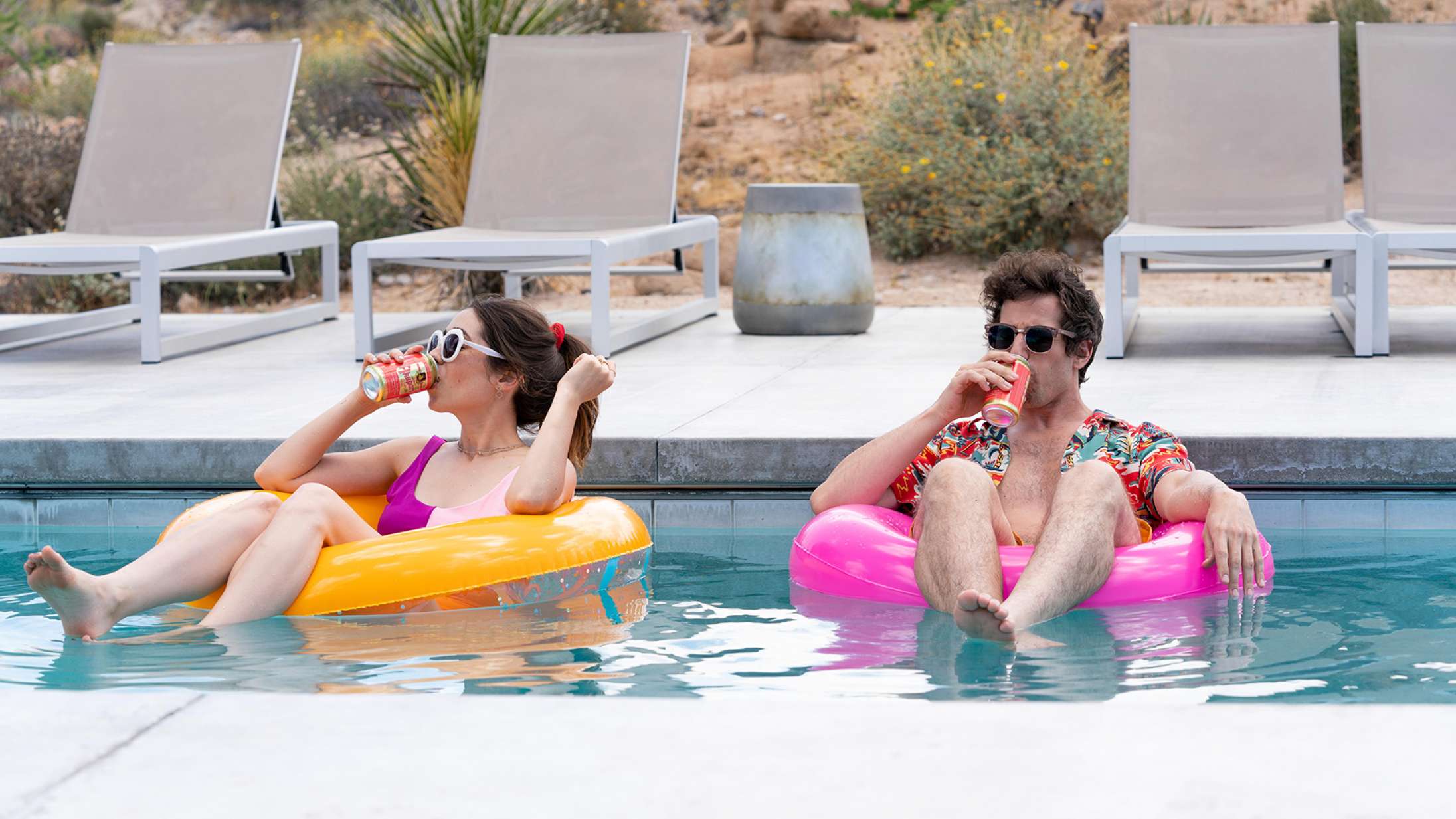 ’Palm Springs’: Andy Samberg og gennembrudsstjerne bærer charmerende opdatering af ’Groundhog Day’