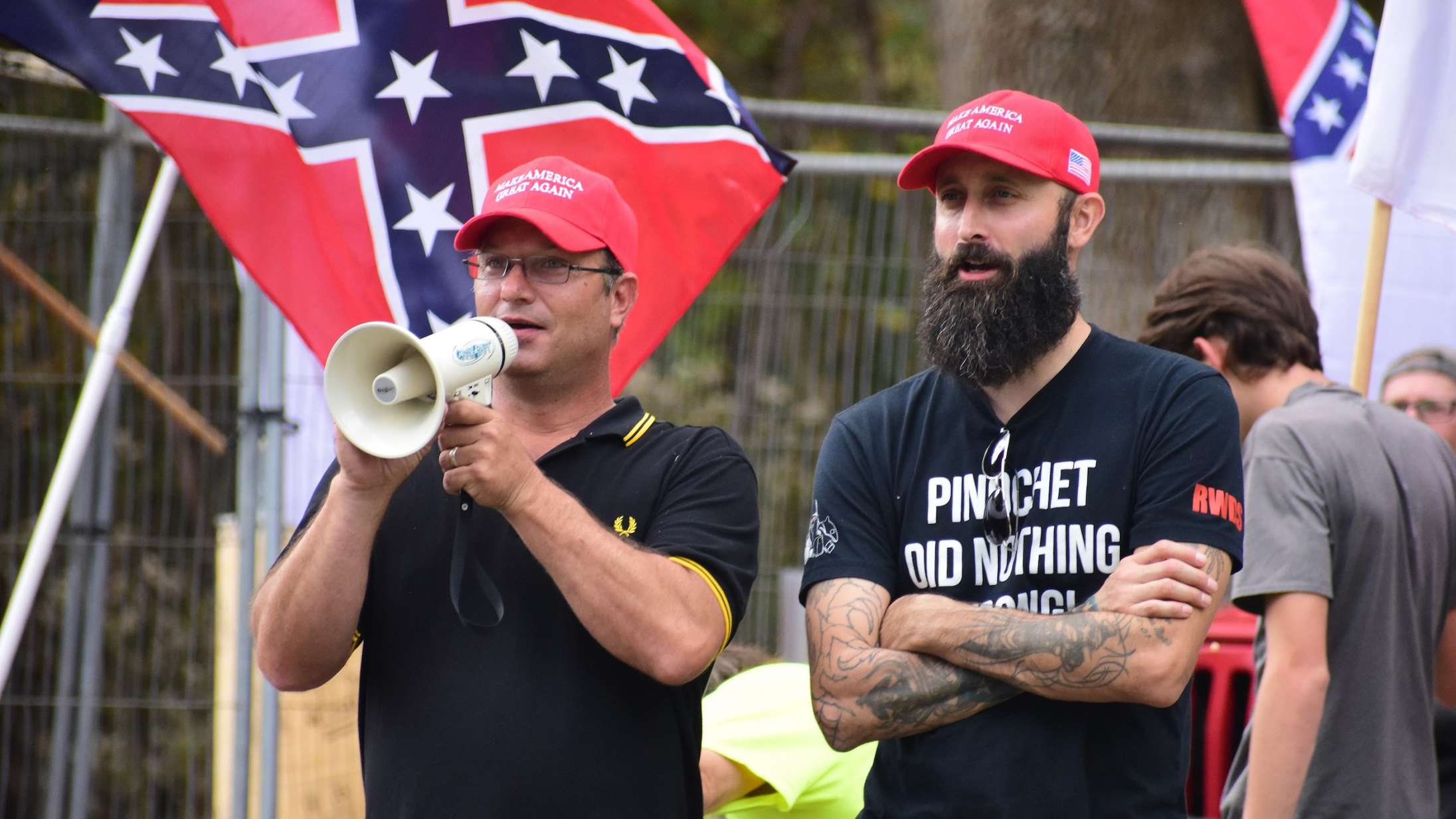 Facebook fjerner tusindvis af milits-grupper, Proud Boys-støtter og QAnon-sider