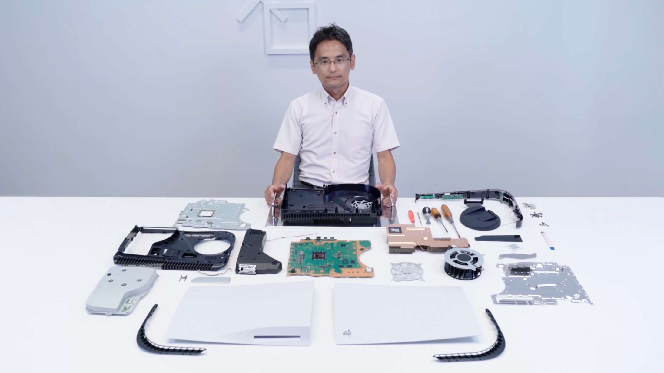 Se den nye PlayStation 5 blive pillet fra hinanden