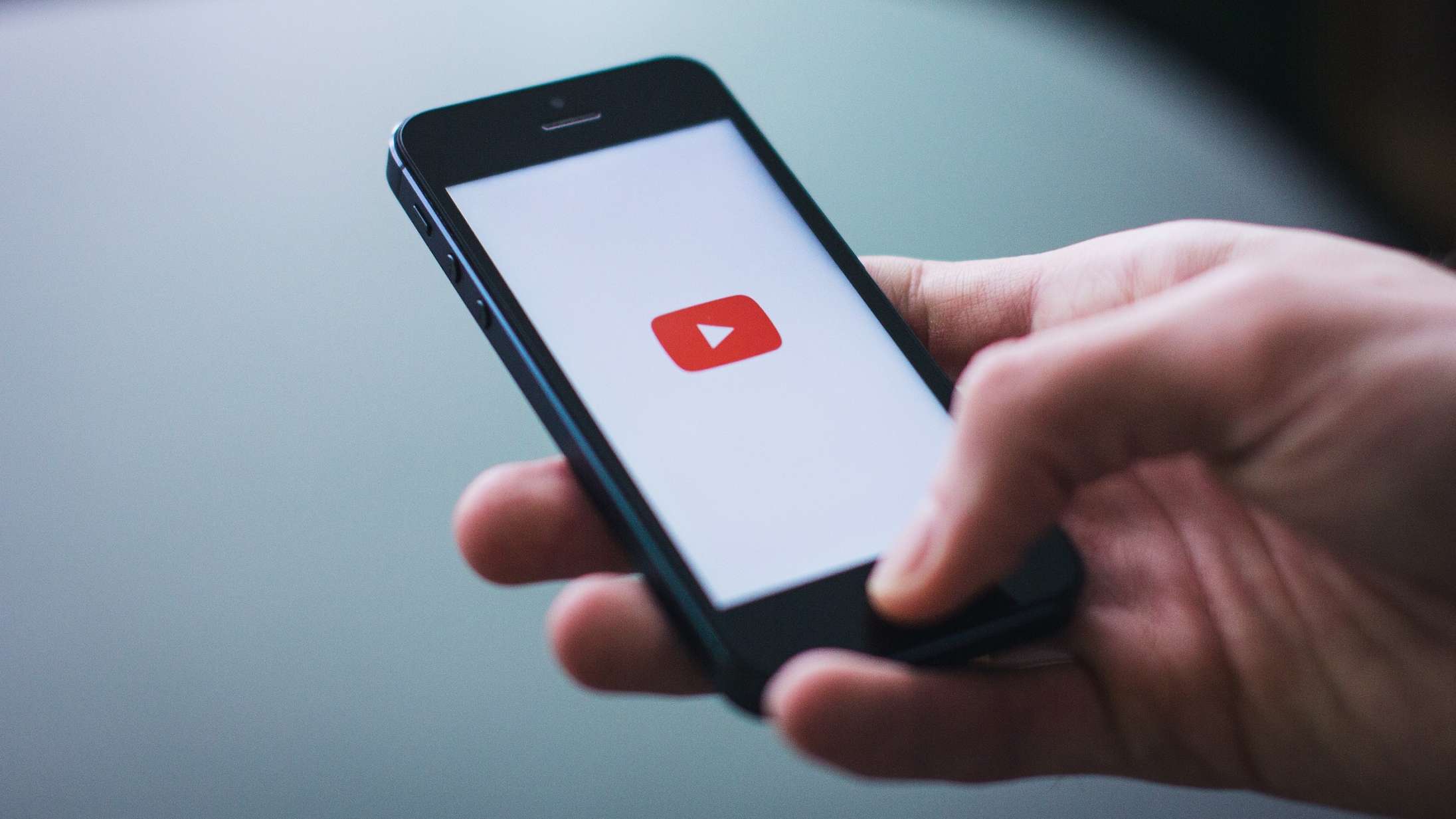 Slut med konspirationsteorier hos YouTube – nu fjernes farlige videoer