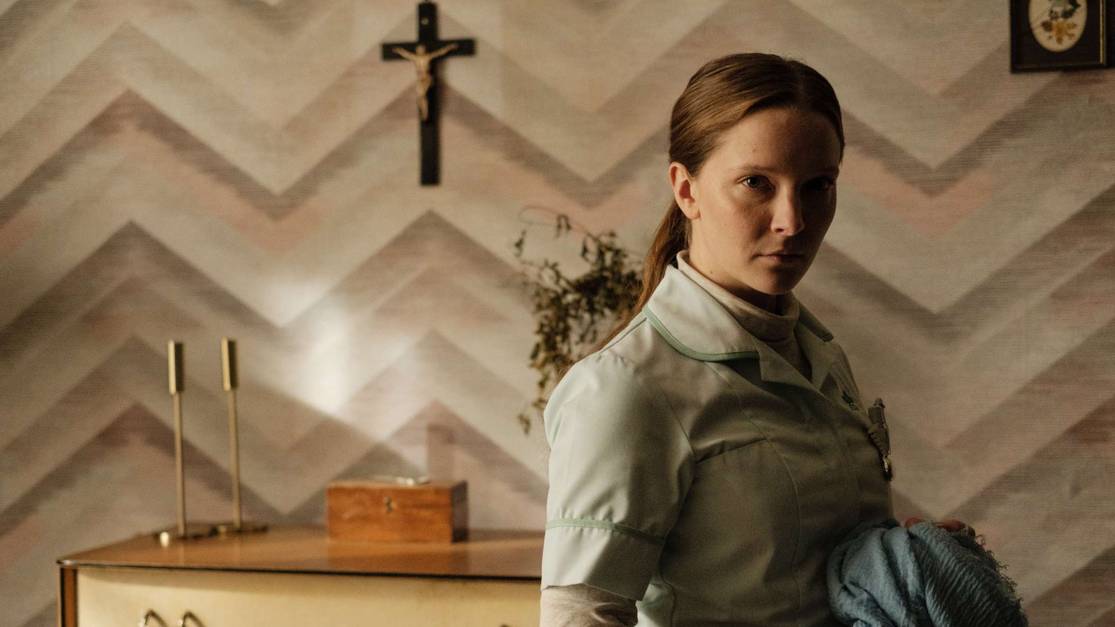 ’Saint Maud’: Guddommelig horrordebut er ét langt nerveangreb af krybende ubehag