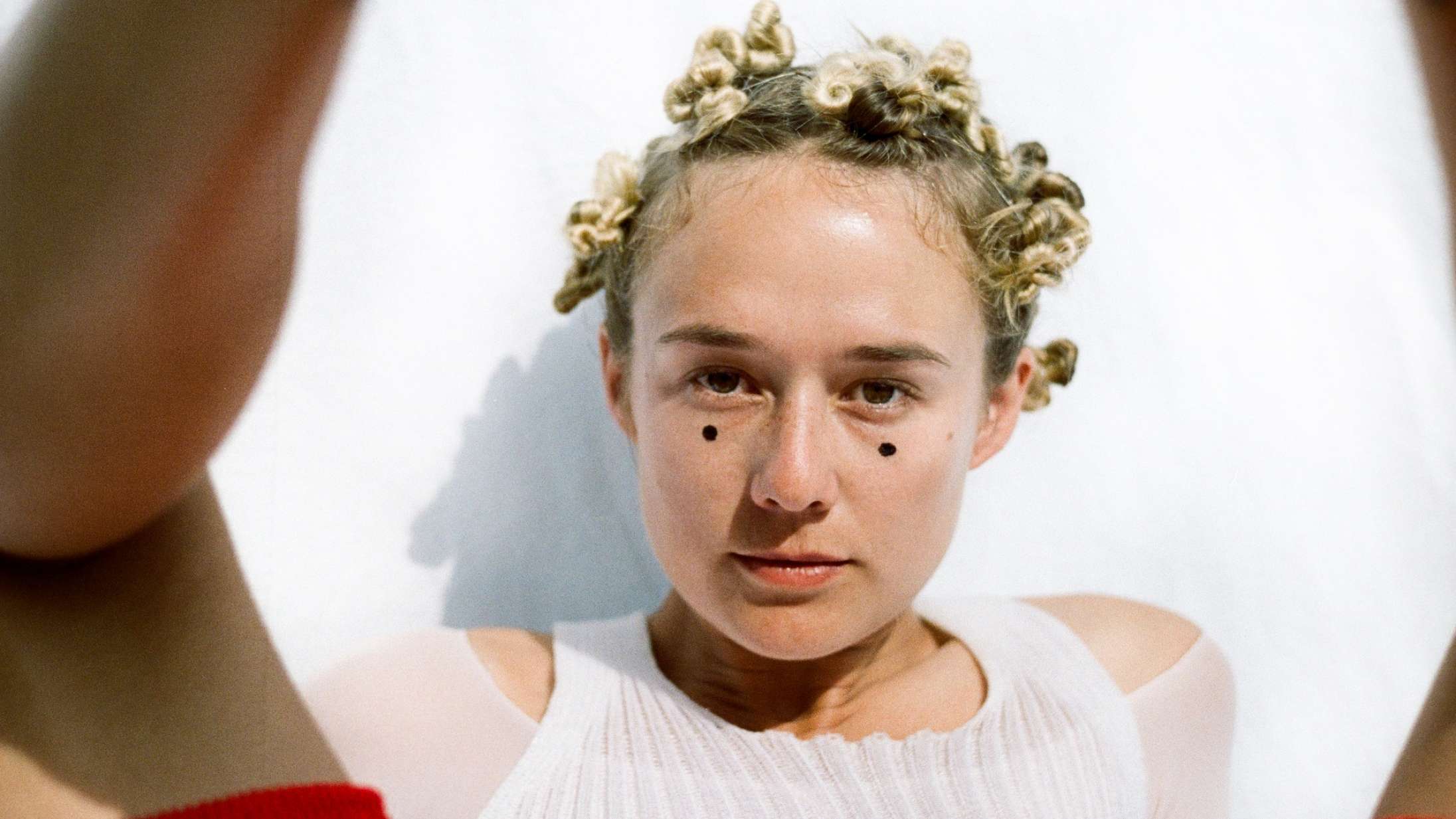 Tre ting ligger altid i Alba Augusts taske: »Det er, som om de skaber en væg mellem mig og min omverden«