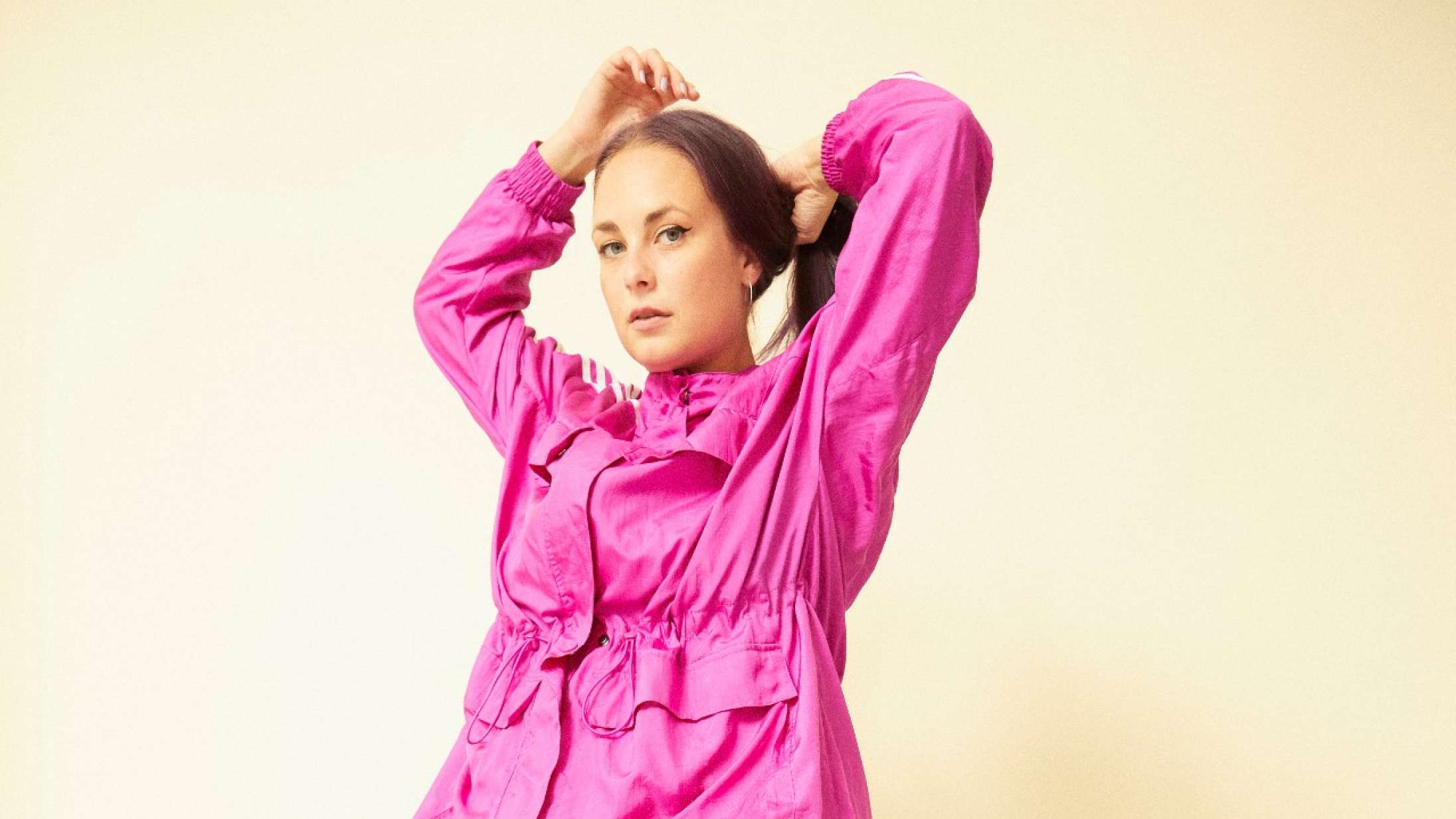 Premiere: Elbas ‘Rings Out’ er den ultimative kærlighedserklæring