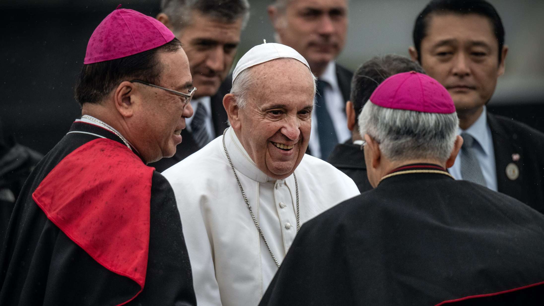 Paven er horny on main og minder os alle om, hvorfor vi skal bruge en falsk Instagram-konto