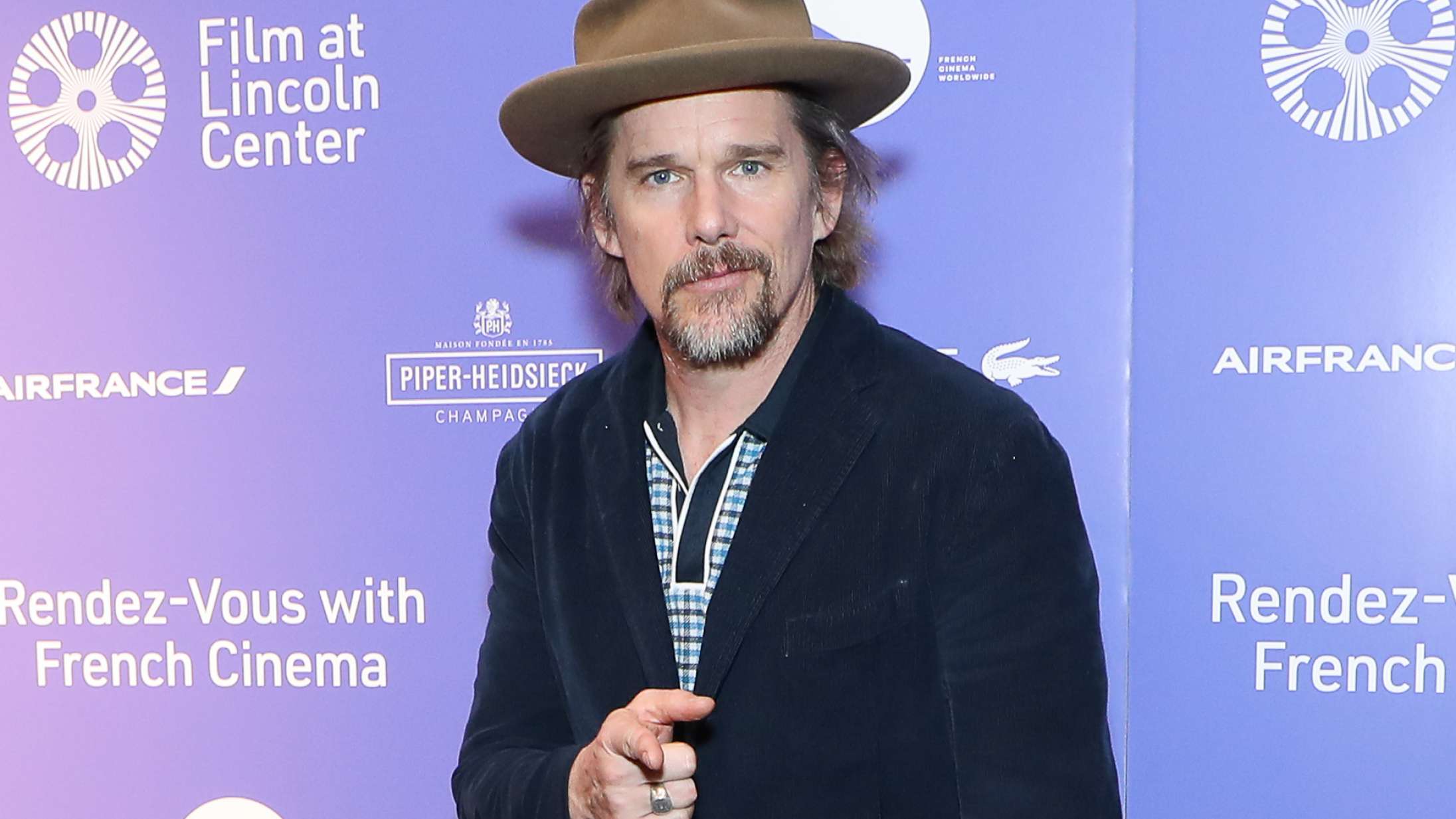 Ethan Hawke, Paul Dano, Peter Sarsgaard og Riley Keough tilslutter sig Jake Gyllenhaal i ‘Den skyldige’-remake