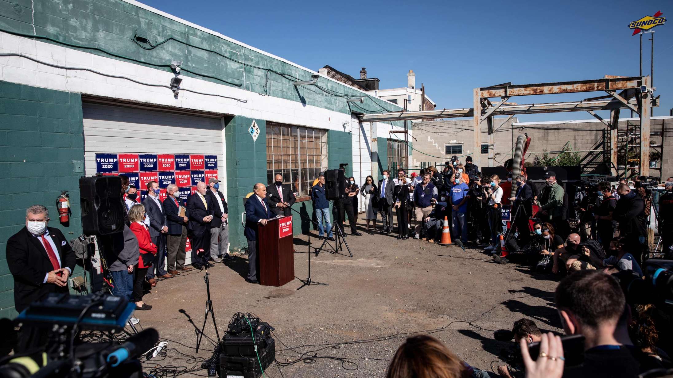 Internettet græder af grin: Donald Trumps præsidentdrømme døde mellem en pornobutik og et krematorium