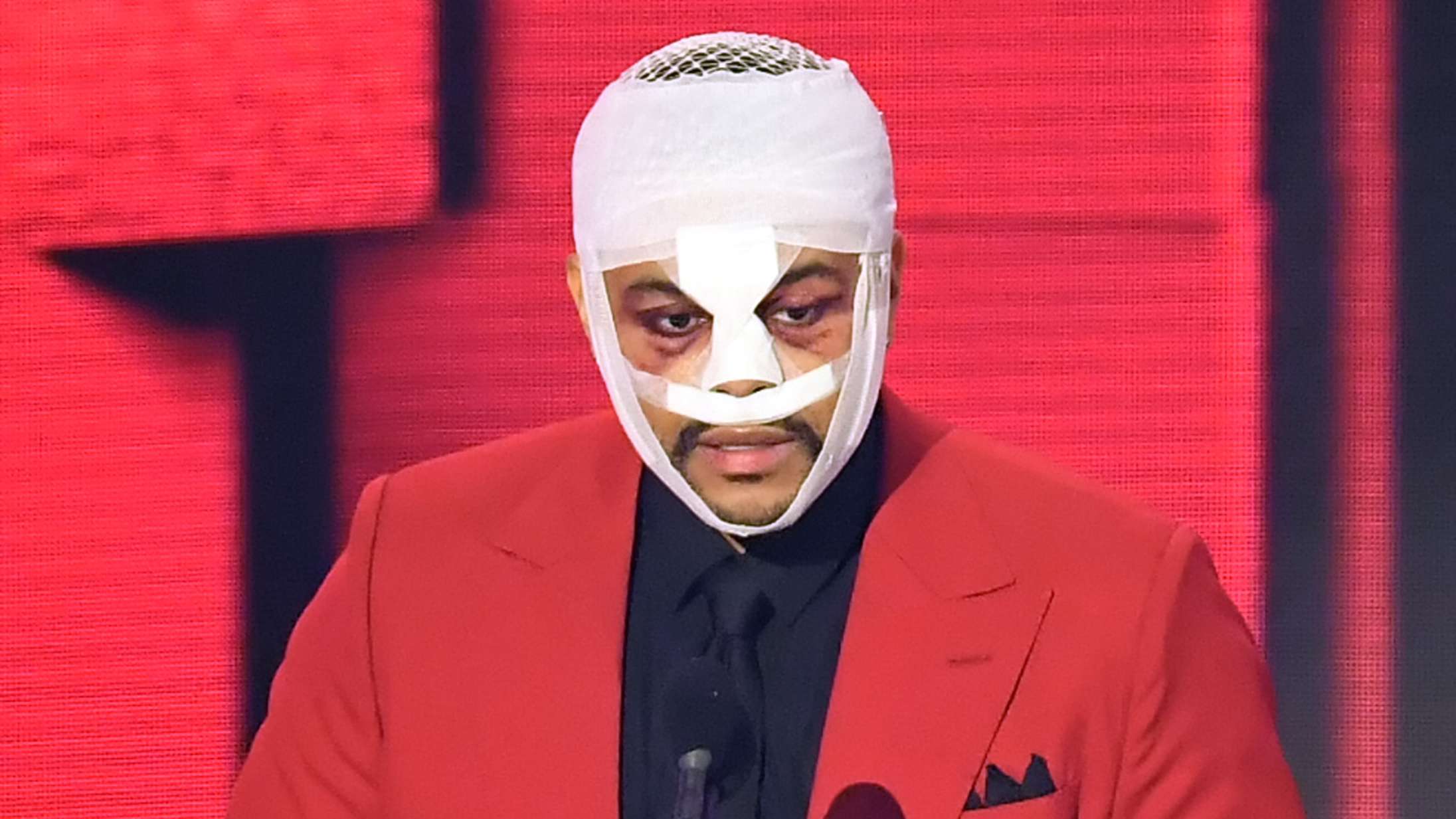 The Weeknd lukkede L.A. ned med spektakulær optræden – men hvad sker der lige for hans mumie-ansigt?