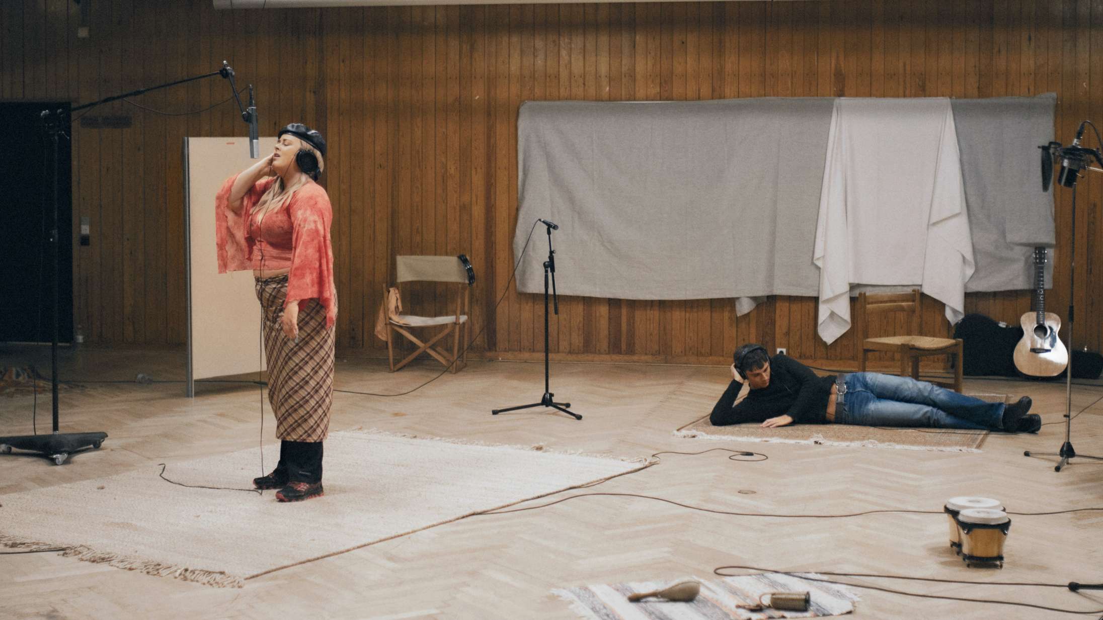 Premiere: Vera placerer Jadas stemme i et helt nyt univers på fællessinglen ‘Lifetime’